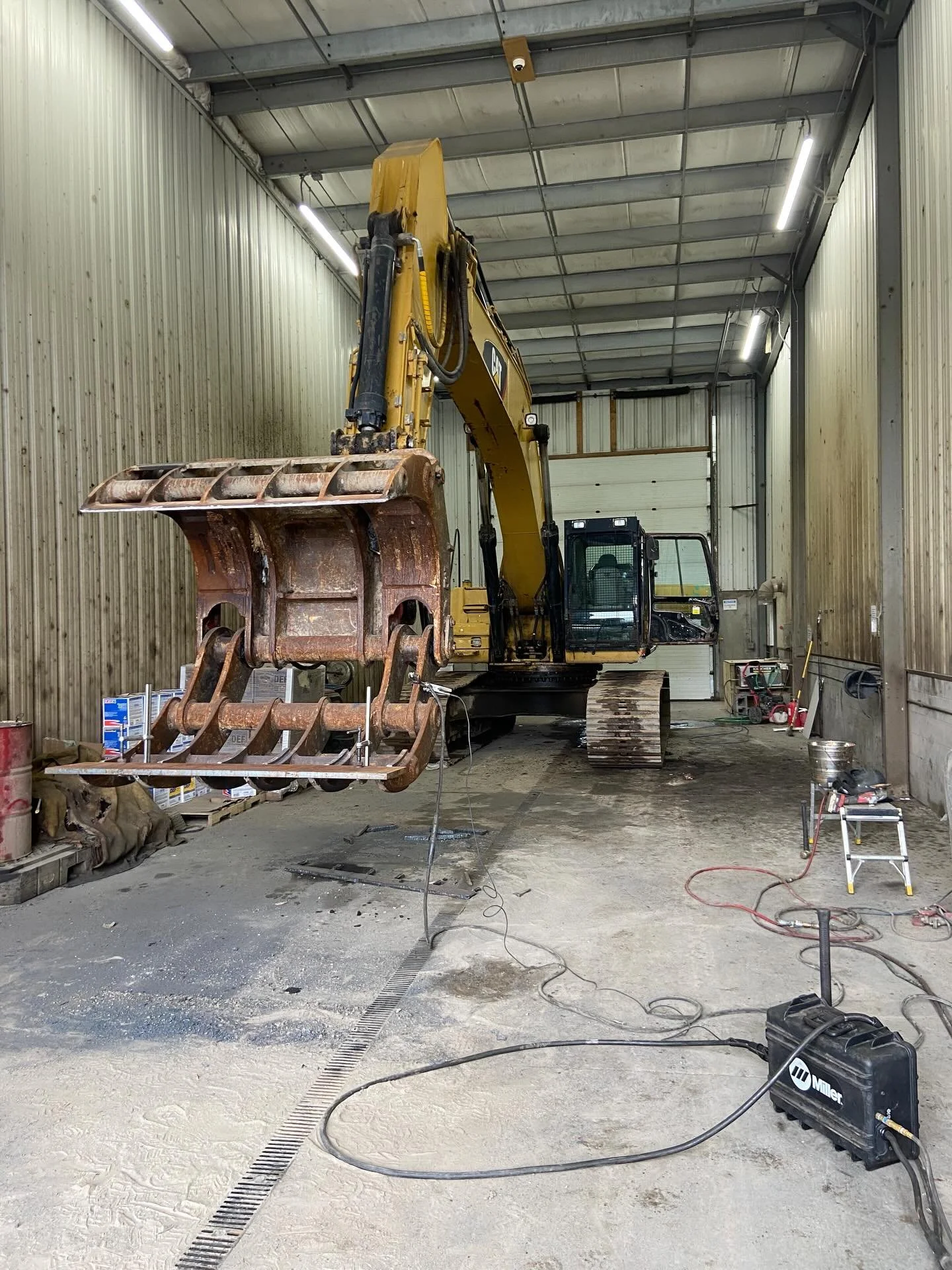 Another day, another grapple. Cutting edge replacement/overall inspection. #weldingrepairservices #weldingrepair #welder #fieldwork #heavyequipment
