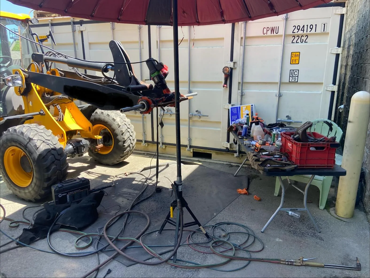 Some fun in the sun. A lovely 90&deg; out. Wine board the arms on this JCB loader. I tried to stay in the shade. #weldingrepairservices #welder #fieldwork #machining #pipelinerscloud