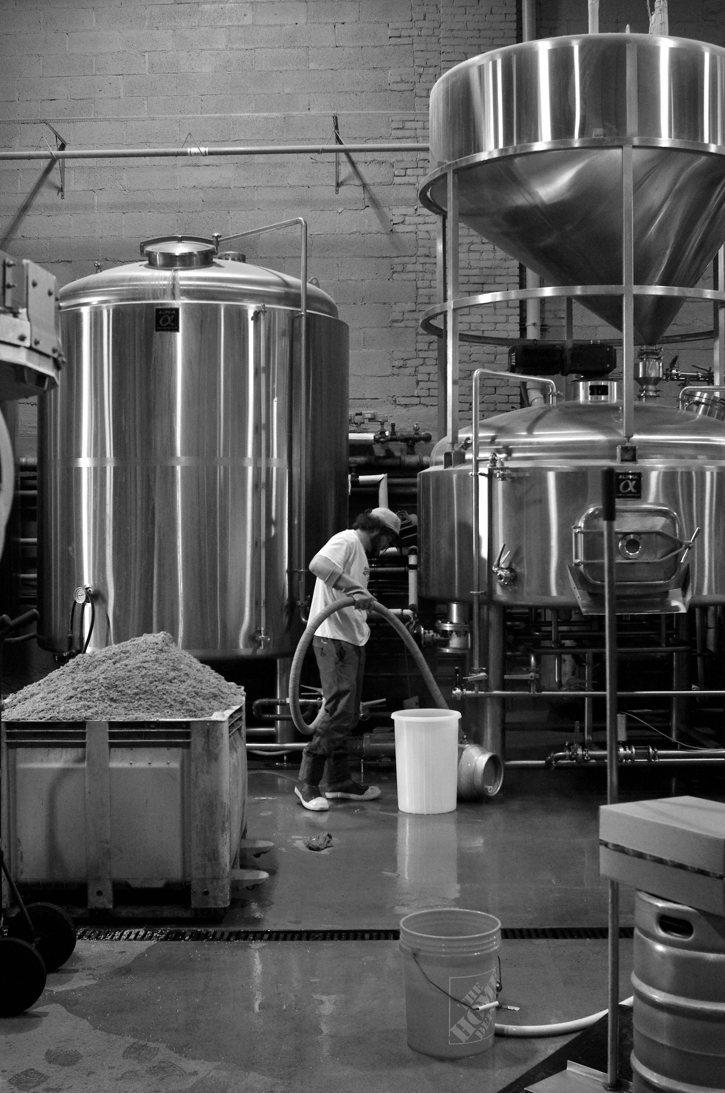 007.JOHN PREPARES THE EQUIPMENT.jpg