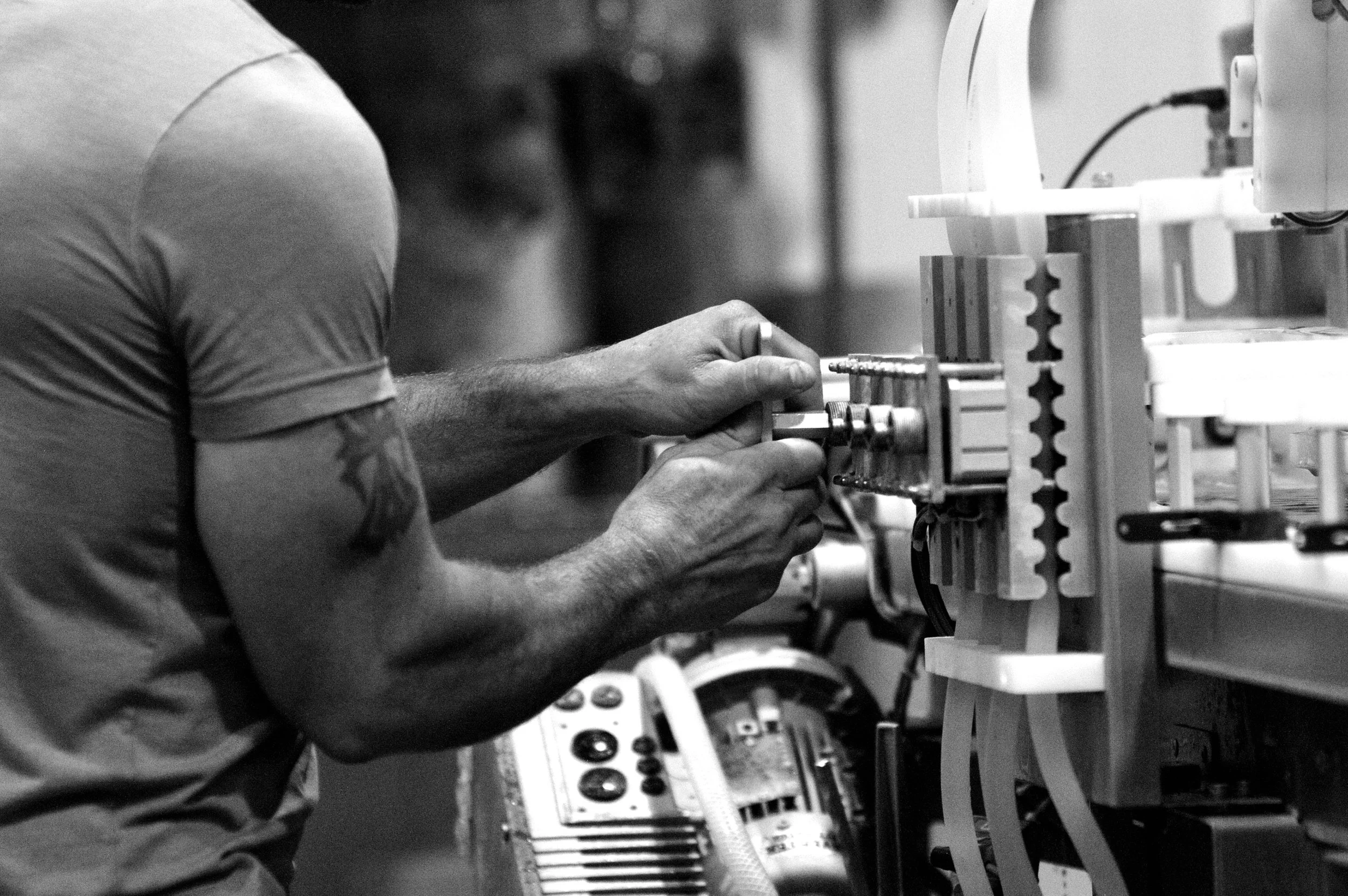 031.KEVIN PERFORMS FINAL CHECKS ON THE CANNING MACHINE.jpg