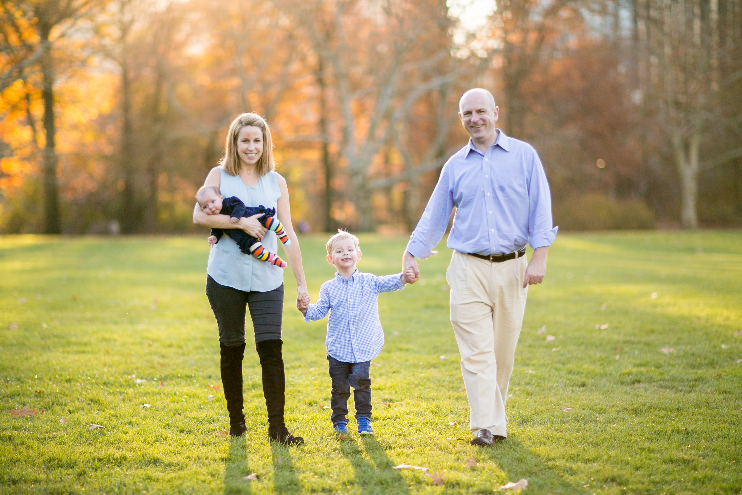 family portrait parents daughter park nature 0001