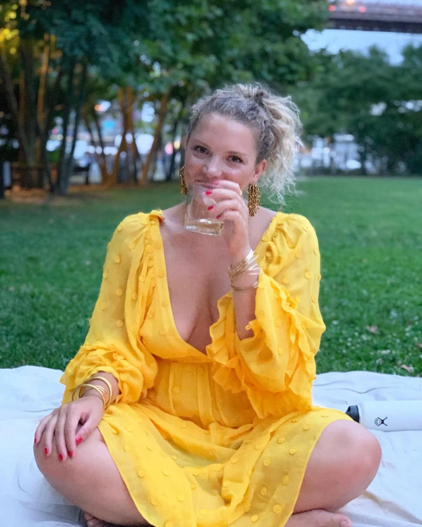 Hand me wine and this is how I&rsquo;ll look at you, too. 📸 @leahkoren