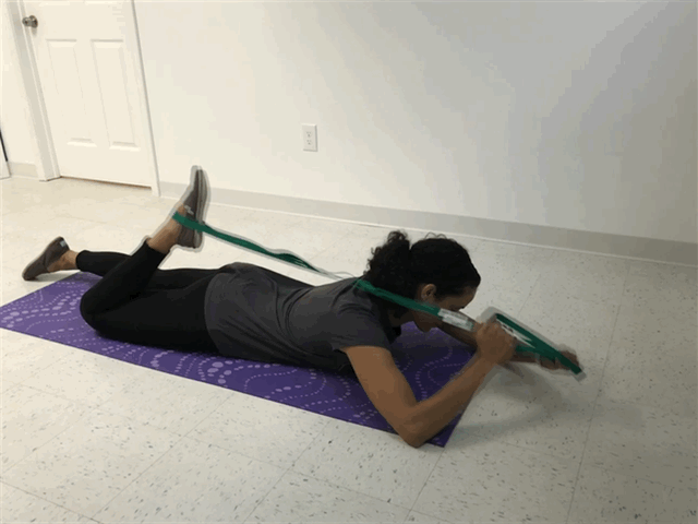 Place a yoga mat on the floor and lay on it face down. Use a stretching band to bring your foot toward your Glutes, the opposite leg stays straight on the floor. Hold for 30s, relax and repeat 3 times.&nbsp;