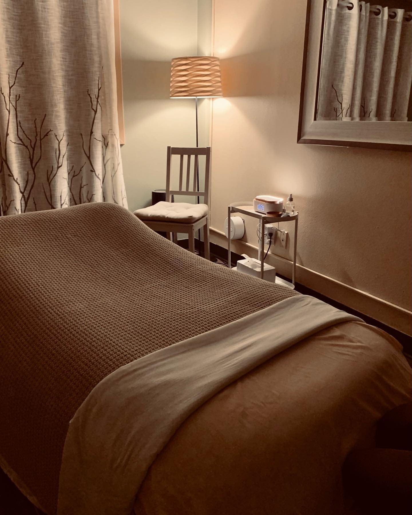 In case you forgot how comfortable our rooms are, we have massage &amp; Reiki openings on Tuesday just for you! Come in and feel nurtured&hellip;. See you soon. ✨ #westseattlewellness #seattlewellness #seattlereiki #seattlemassage #nurturewellbeing