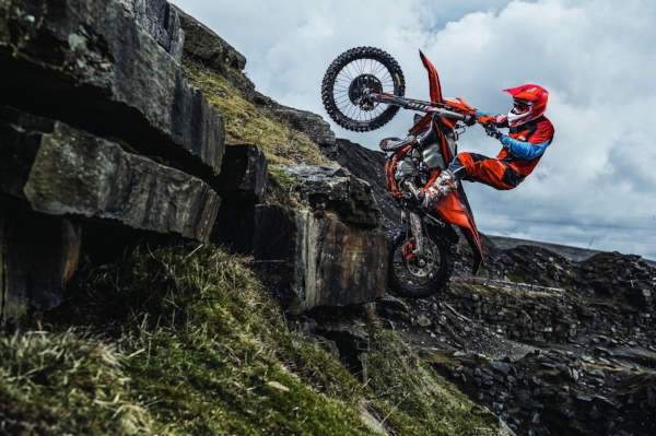 Action_KTM 300 EXC TPI MY2019_01.jpg