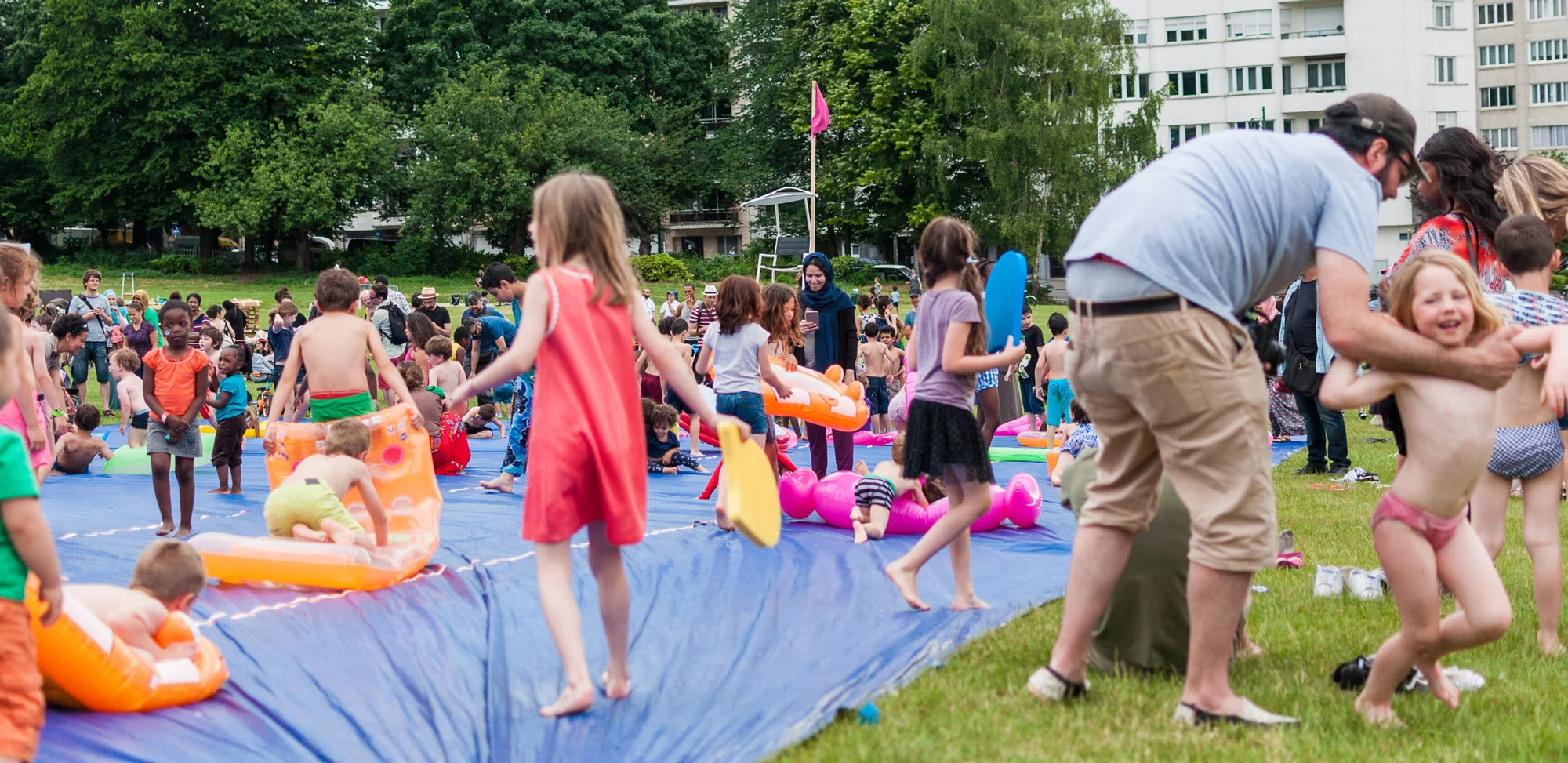 SUPER DRY POOL , 2017. La baignade en plein air est pour tout le monde, même quand c'est sec. Openluchtzwemmen is voor iedereen, zelfs als het droog is. Outdoor swimming is for everyone, even when it's dry. 