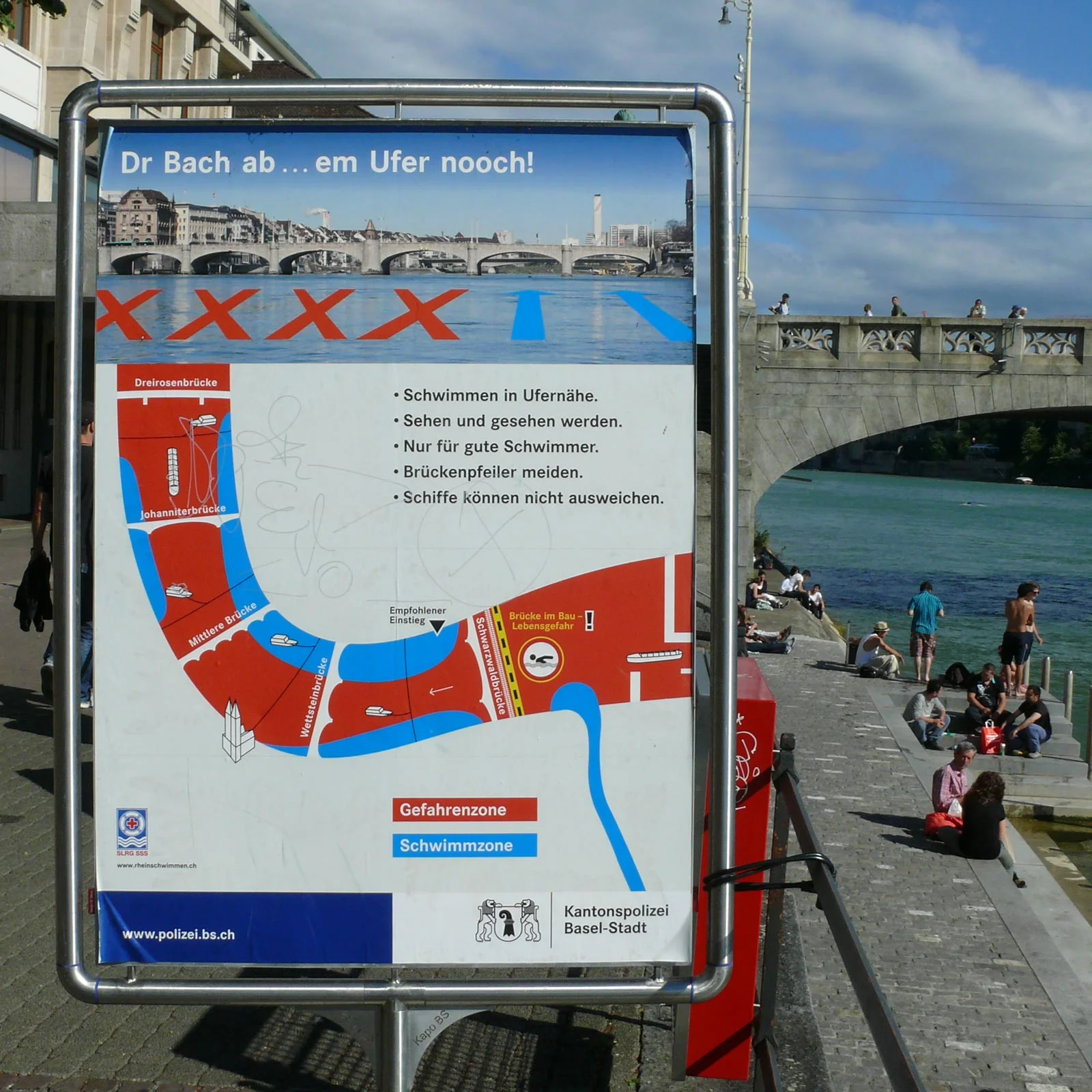 Swimmers are informed about the safe and dangerous zones / Les nageurs sont informés des zones sûres et dangereuses / Zwemmers worden geïnformeerd over de veilige en gevaarlijke zones.