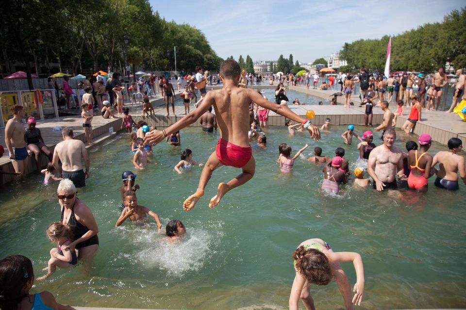 BAIGNADE EN VILLE - PARIS