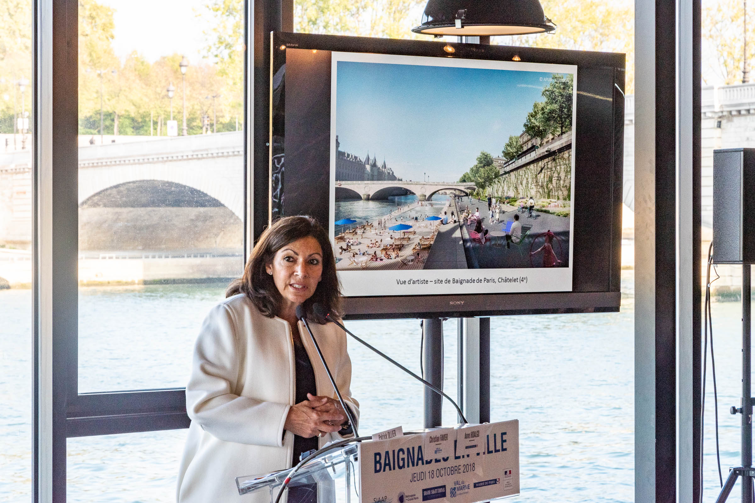  Anne Hidalgo in front of a visualization of one of the future swimming pools in the Seine, scheduled for completion in 2025. 
