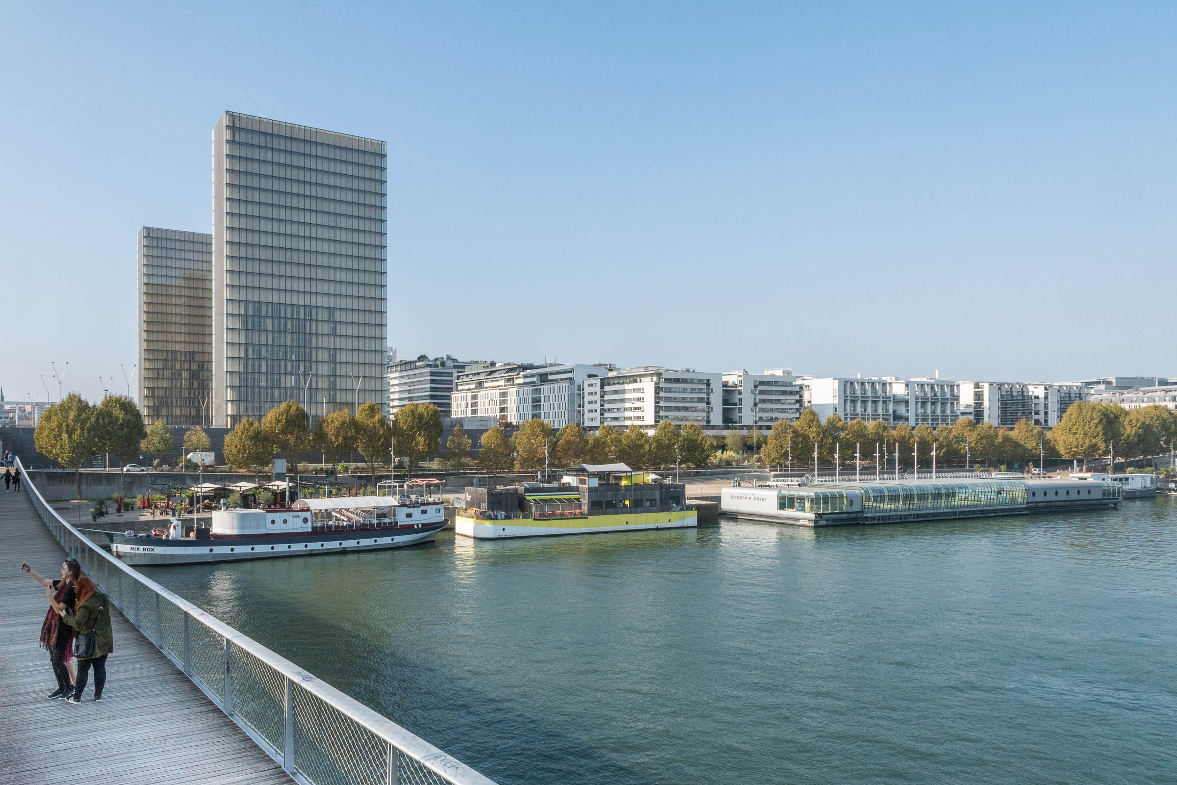  Piscine Josephine Baker in its urban context 