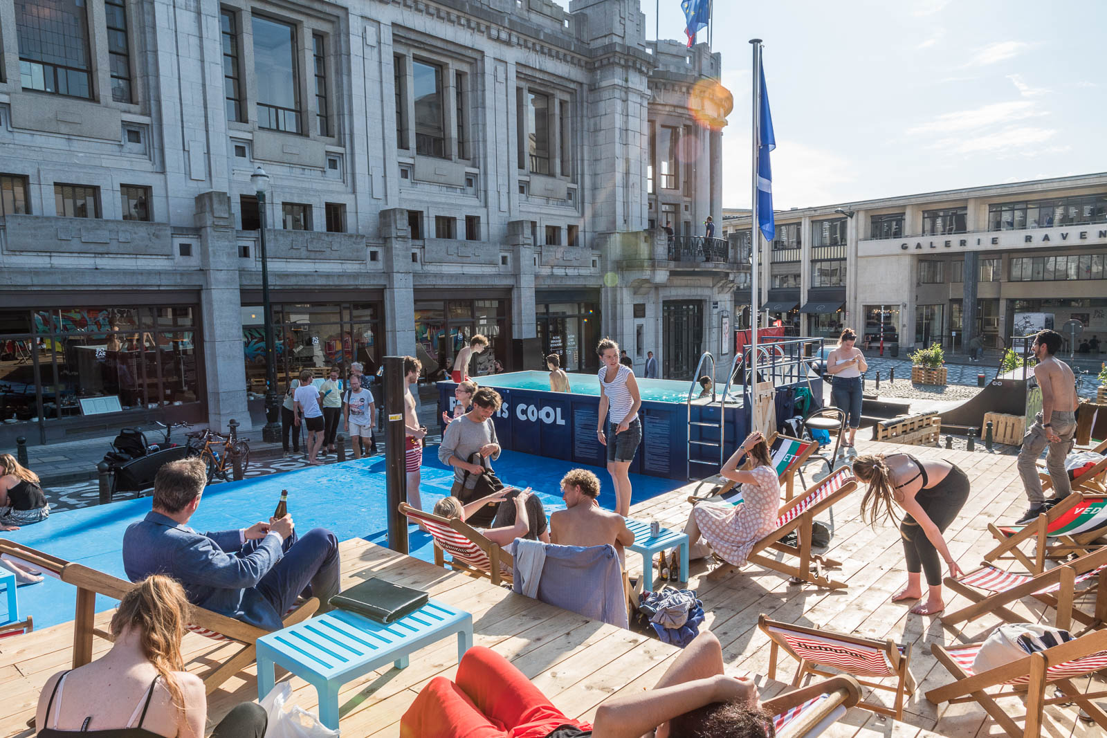  THE BIGGEST PUBLIC OUTDOOR POOL IN BRUSSELS - installation with pool, sun decks and bar in the city centre of Brussels - 2017 