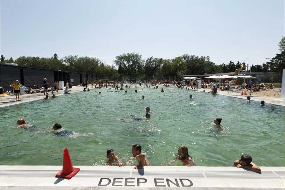  Een bestaand zwembad dat werd gerenoveerd en uitgebreid als natuurlijk zwembad. 