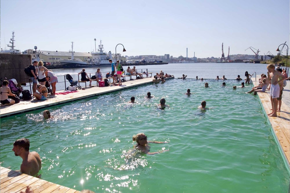  Het zwembad drijft in het havenbassin. Het is via flexibele leidingen verbonden met de biologische filters. 