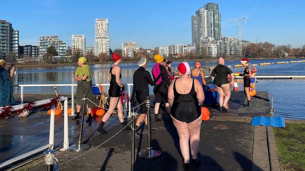  Winter swimming at the West Reservoir in London. 