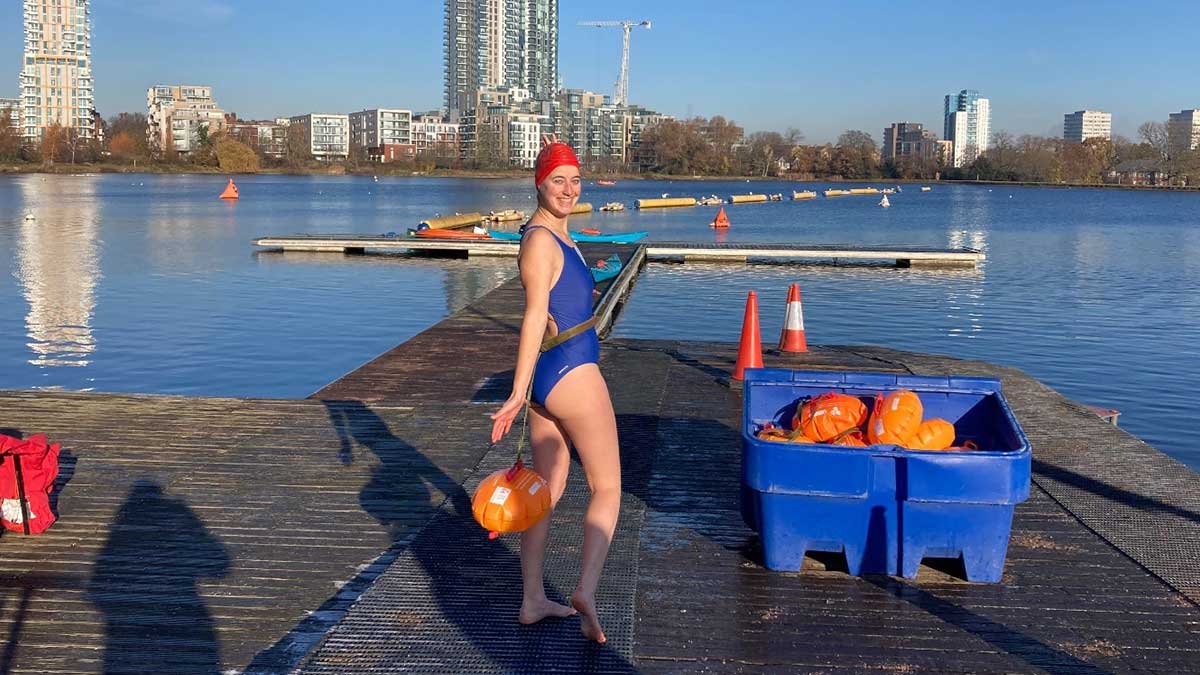  Sofie, notre pionnière des eaux froides, a rejoint les nageurs du Réservoir de l'Ouest. Prête, stable... 