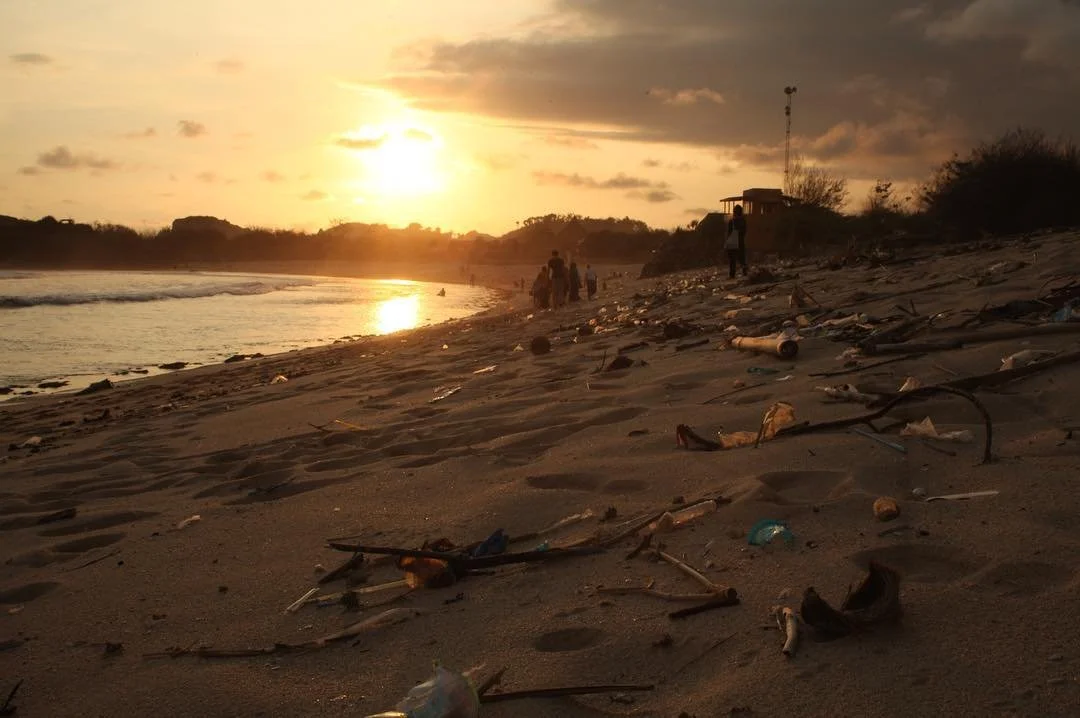 Indonesia is the second biggest contributor to plastic pollution in the oceans. As a result, the government have aimed to reduce plastic waste by 70% by 2025. To achieve this goal there must be an increase in research, education and political will. H