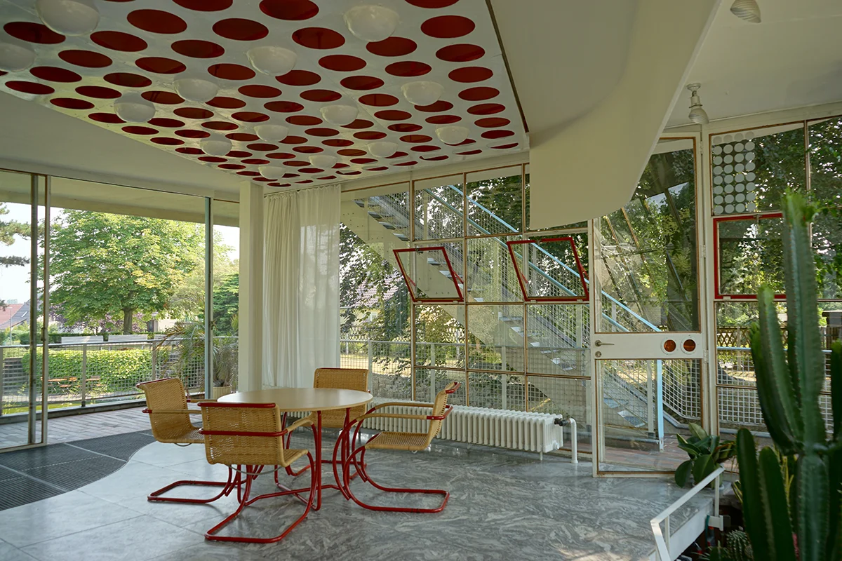 The colored glass portholes on the doorframes of the Schminke House by Hans Scharoun were at a height that the children could look through. Helga Zumpfe (née Schminke) recalled running from door to door within the house to look at the world through different colors.
