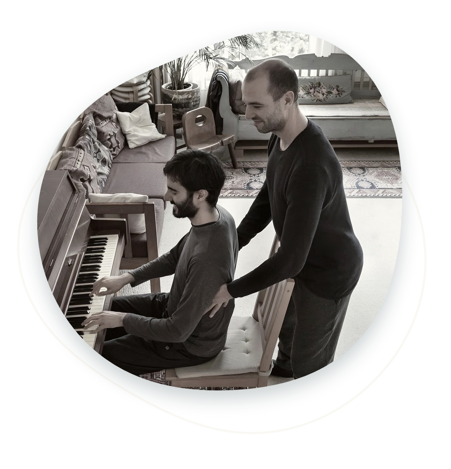 Een man speelt piano terwijl een leraar Alexandertechniek hem begeleidt.