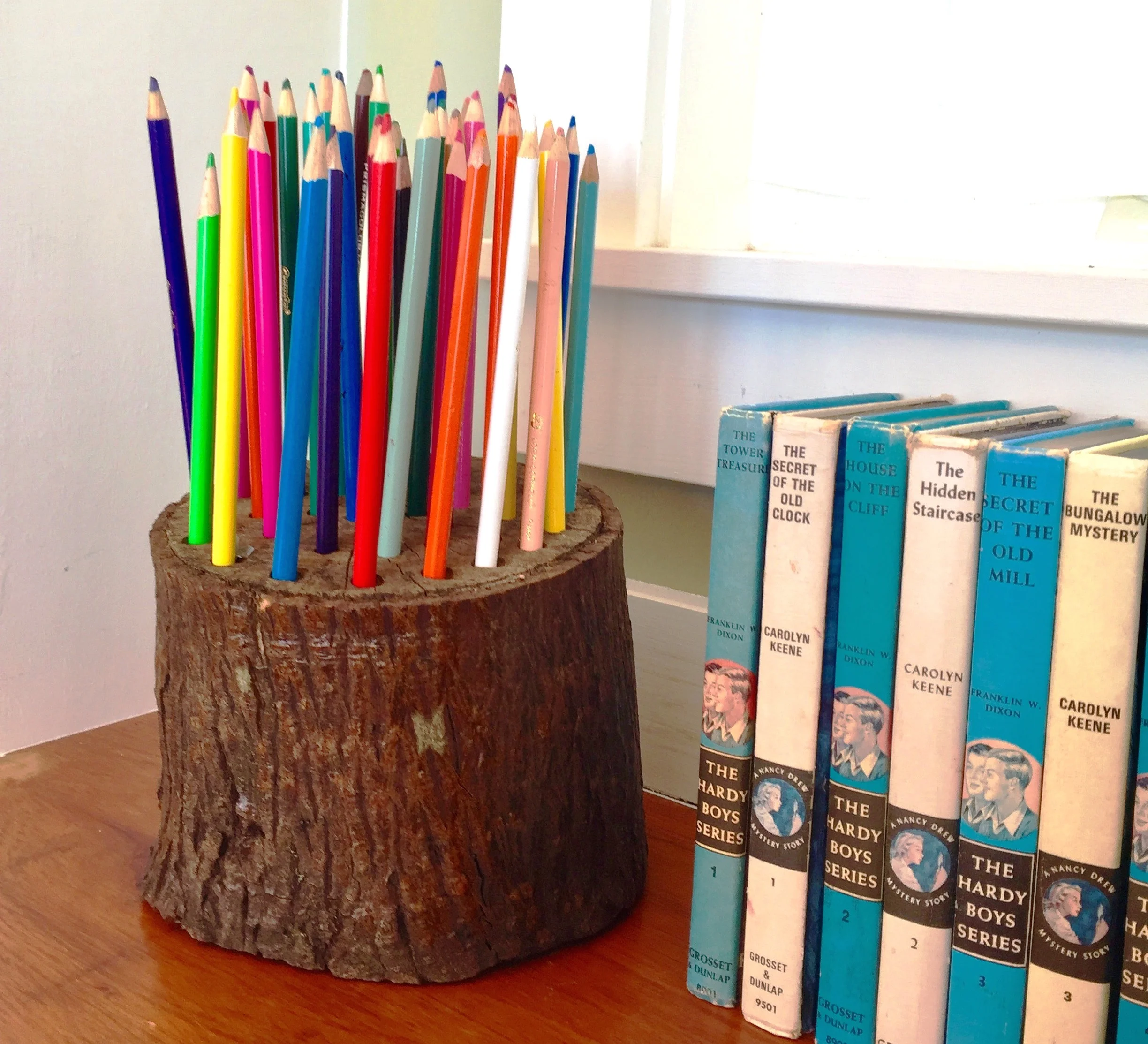 Keep those color pencils upright — with a slice of a log, and a few holes. A drill and a wide drill bit…perfect time to teach the kids how to use power tools :) DIY NETWORK