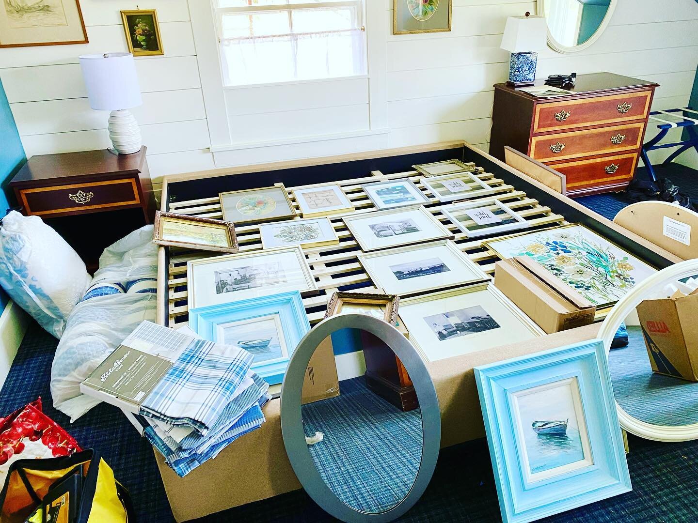 Install time @basinharbor 💙 This will take a while&hellip; especially since every room in the Homestead building that we are renovating this year are getting Gallery art walls&hellip; mostly vintage and original art&hellip;. 😄😘 

#designwork #joan