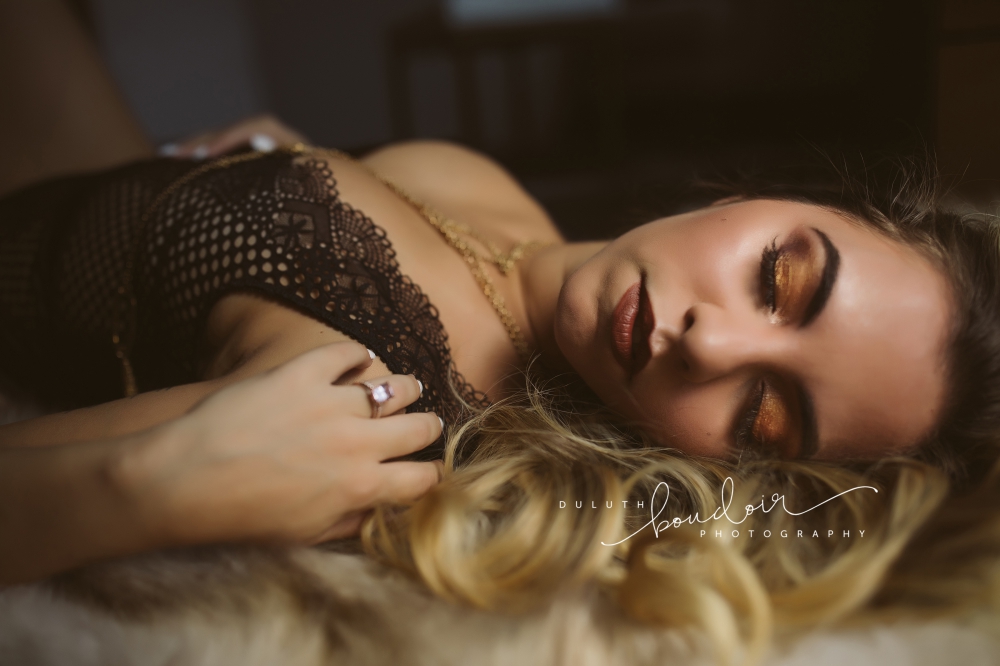 Duluth Boudoir Photography by Mad Chicken Studio || Boudoir Photography || Duluth Boudoir #duluthboudoirphotography #duluthboudoir #madchickenstudio #madchickenstudioboudoir