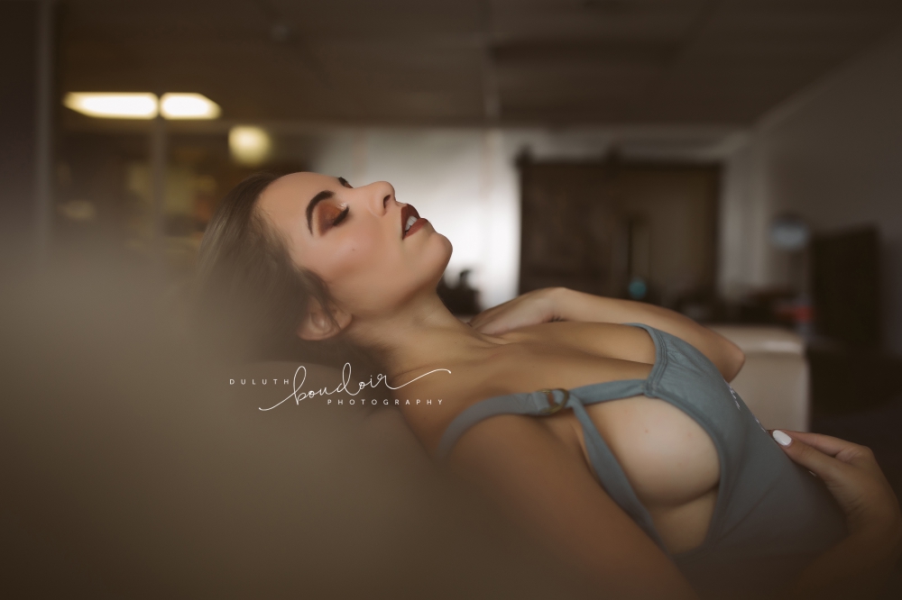 Duluth Boudoir Photography by Mad Chicken Studio || Boudoir Photography || Duluth Boudoir #duluthboudoirphotography #duluthboudoir #madchickenstudio #madchickenstudioboudoir