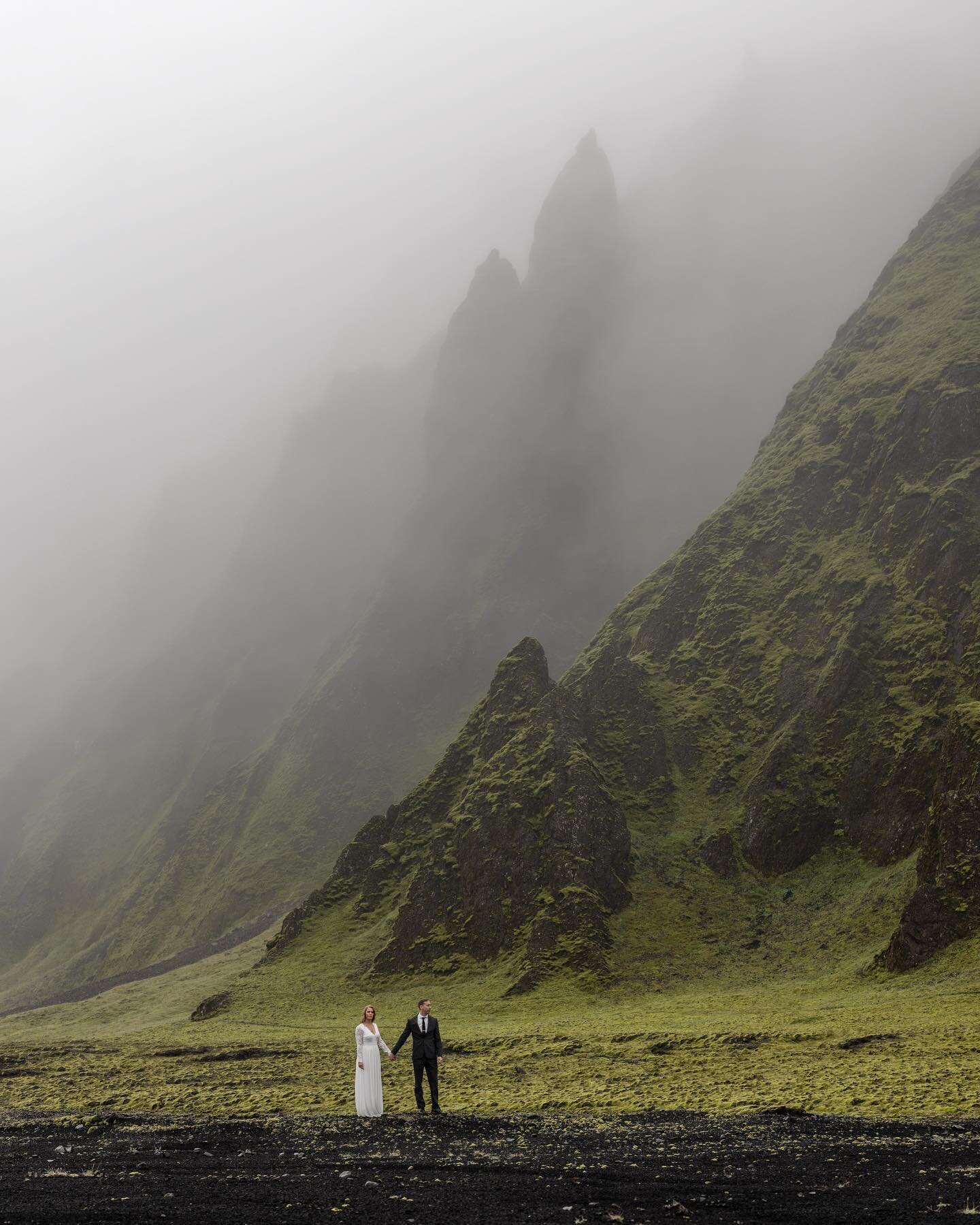 I&rsquo;m a sucker for moody foggy shoots! Time seems to stop, everything is so quiet, and adds such a cool misty veil to the landscape. 

Bride: @thefallontimes
Groom: @kevmillurrr
Videographer: @forevermorefilms
Shot second shooting for @tylerrye_
