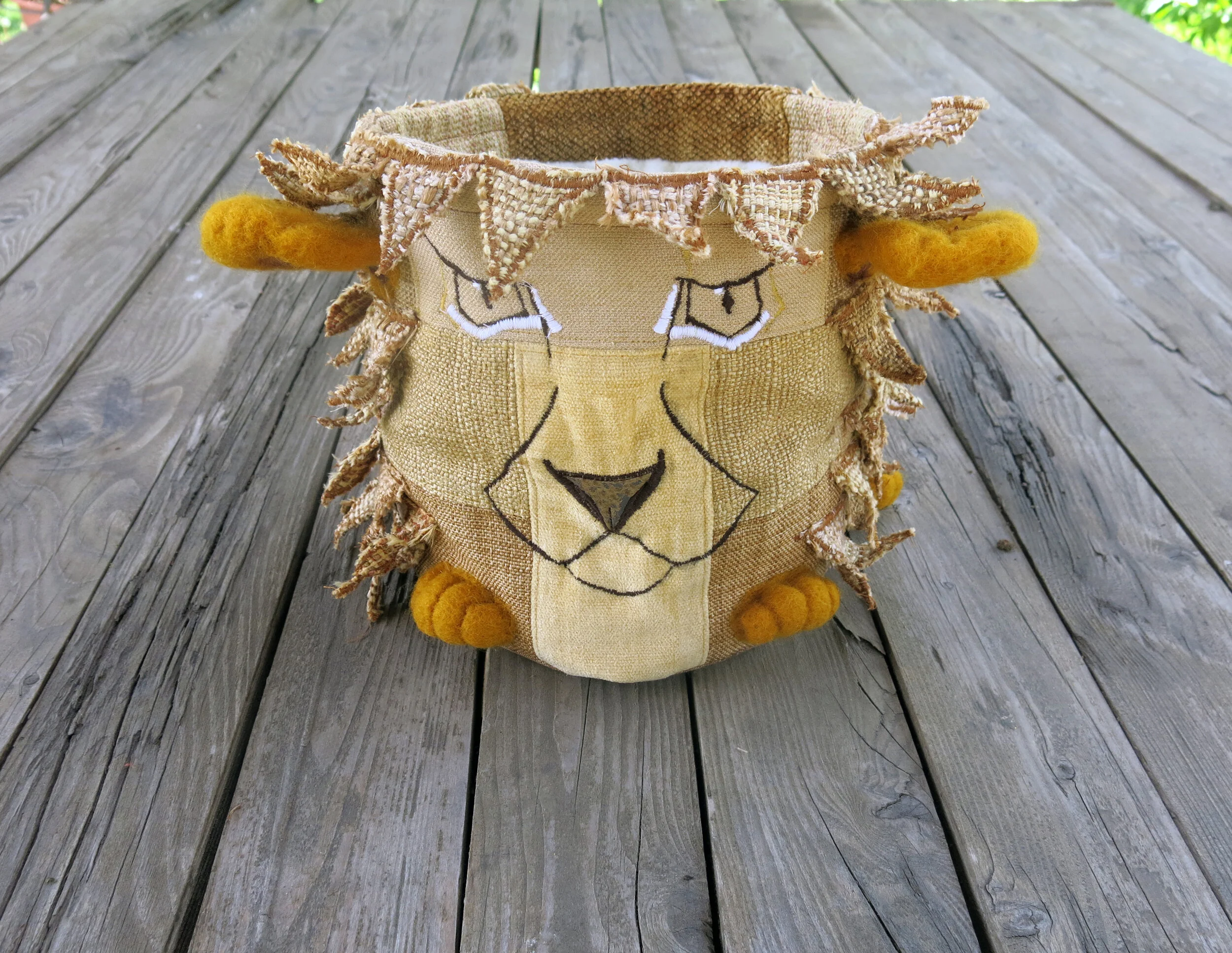  En vous procurant un sac de cette collection, vous promouvez la consommation responsable.    __________  By purchasing a bag from this collection, you promote responsible consumption.  