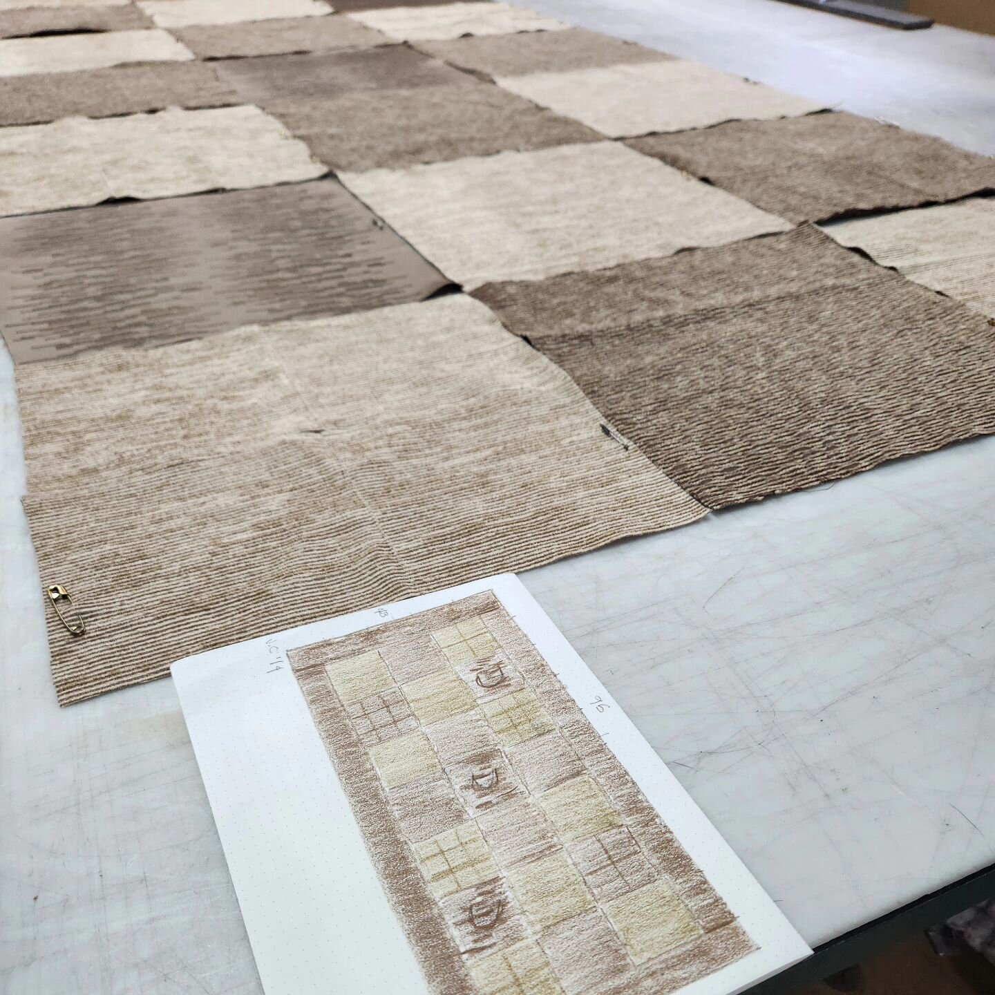 Projet en cours...

#homedesign #bedspread #reclaimedfabrics #upcyclingdesign