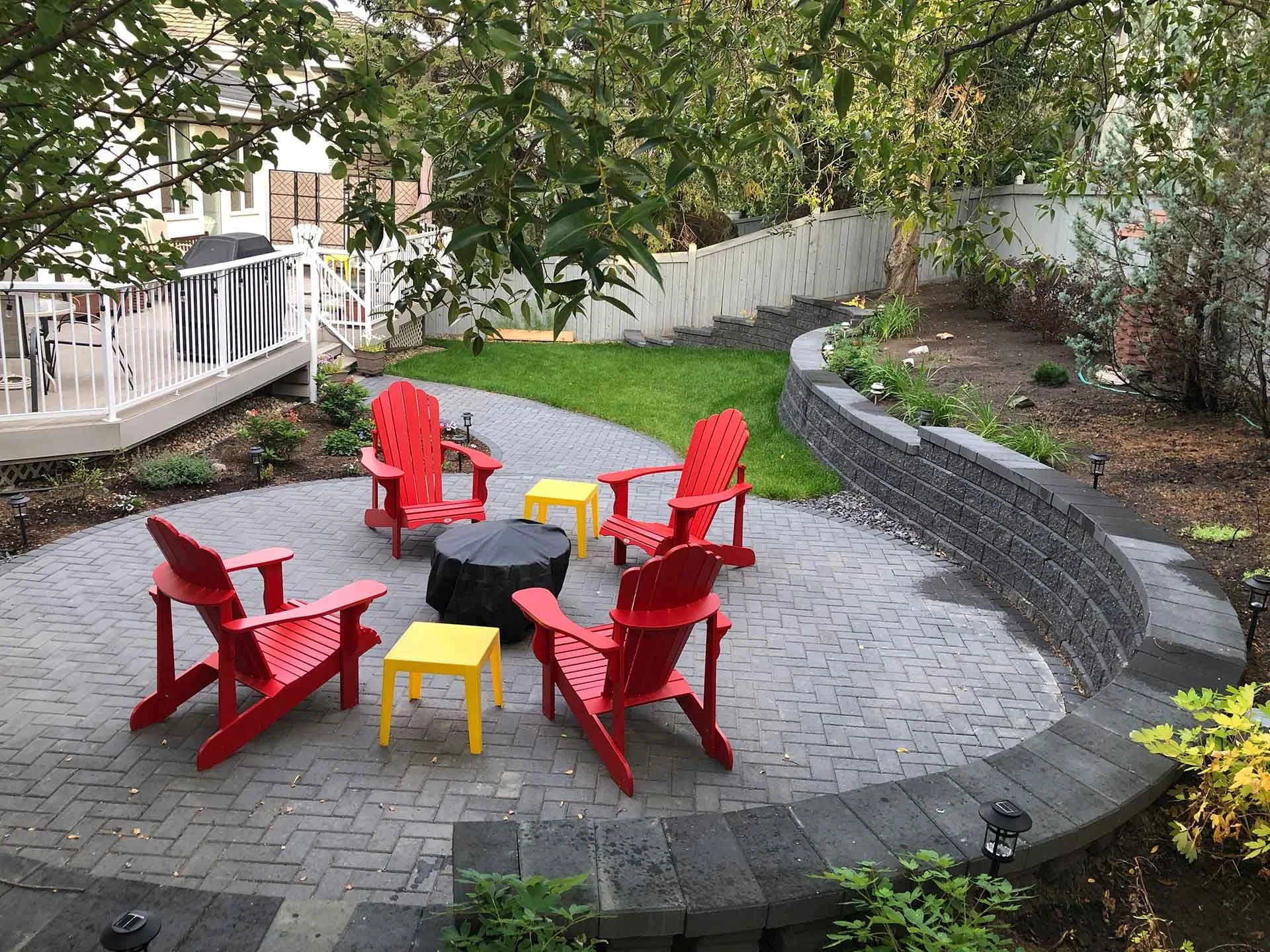 Stunning curved retaining wall with built in patio in Edmonton Riverbend house.