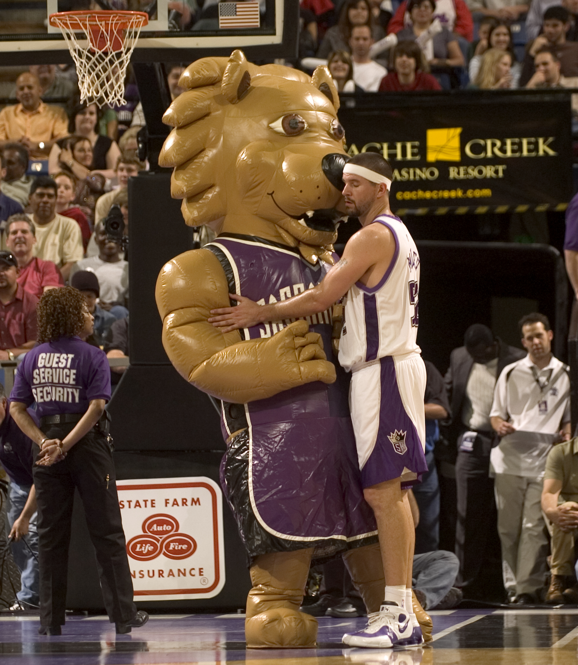  Sacramento Kings center Brad Miller and Kings mascot Slamson exchange hugs during a time out in Friday evenings game between the Sacramento Kings - Los Angeles Clippers. 