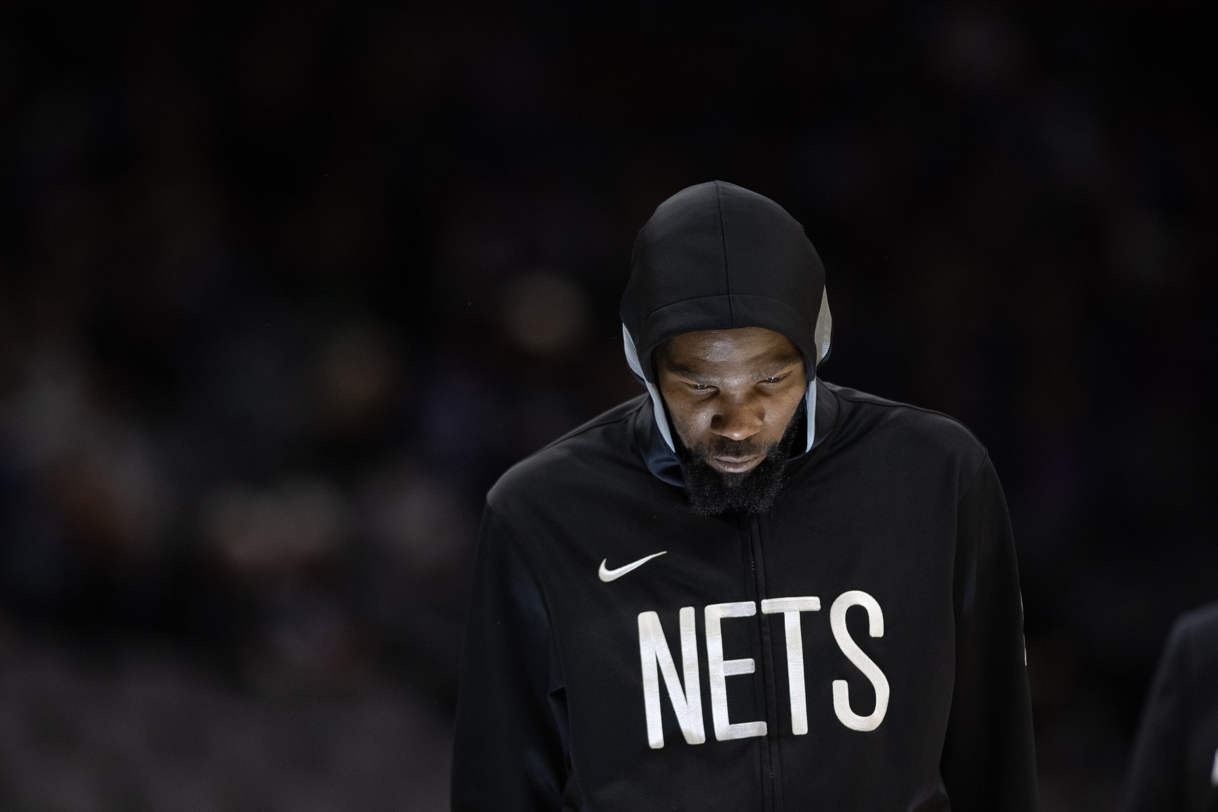  Brooklyn Nets forward Kevin Durant (7) sat out most of the fourth quartern of an NBA basketball game against the Sacramento Kings in Sacramento, California. 