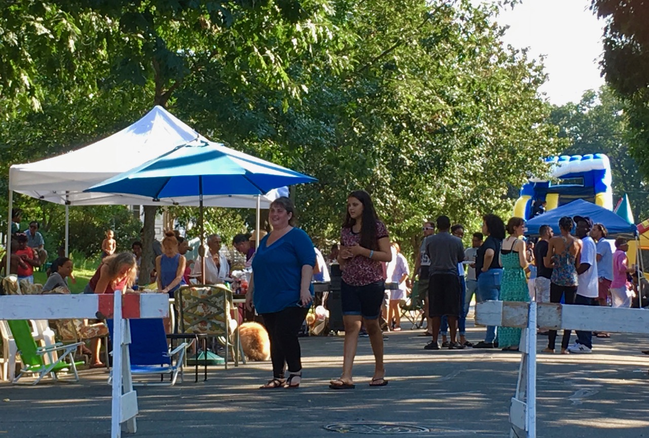 Edgewood Park neighbors talk, plan and play together.