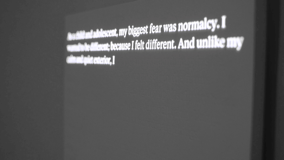 Sound becomes light, and light becomes the conductor of space, guiding people through the notes.