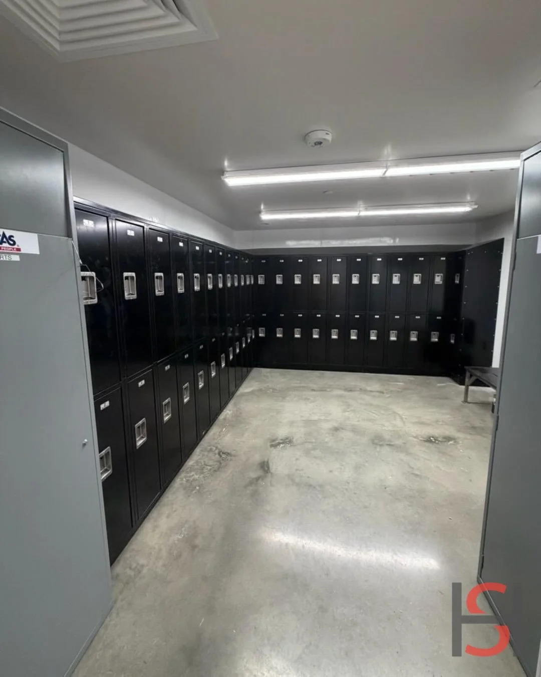 📍Kenworth Sales Company / Truck Enterprises - Div 10 @wmjordan_co 

Another successful project in the books! 🔧

We recently furnished and installed custom powder-coated metal lockers in Kenworth Sales Company&rsquo;s new services and sales facility