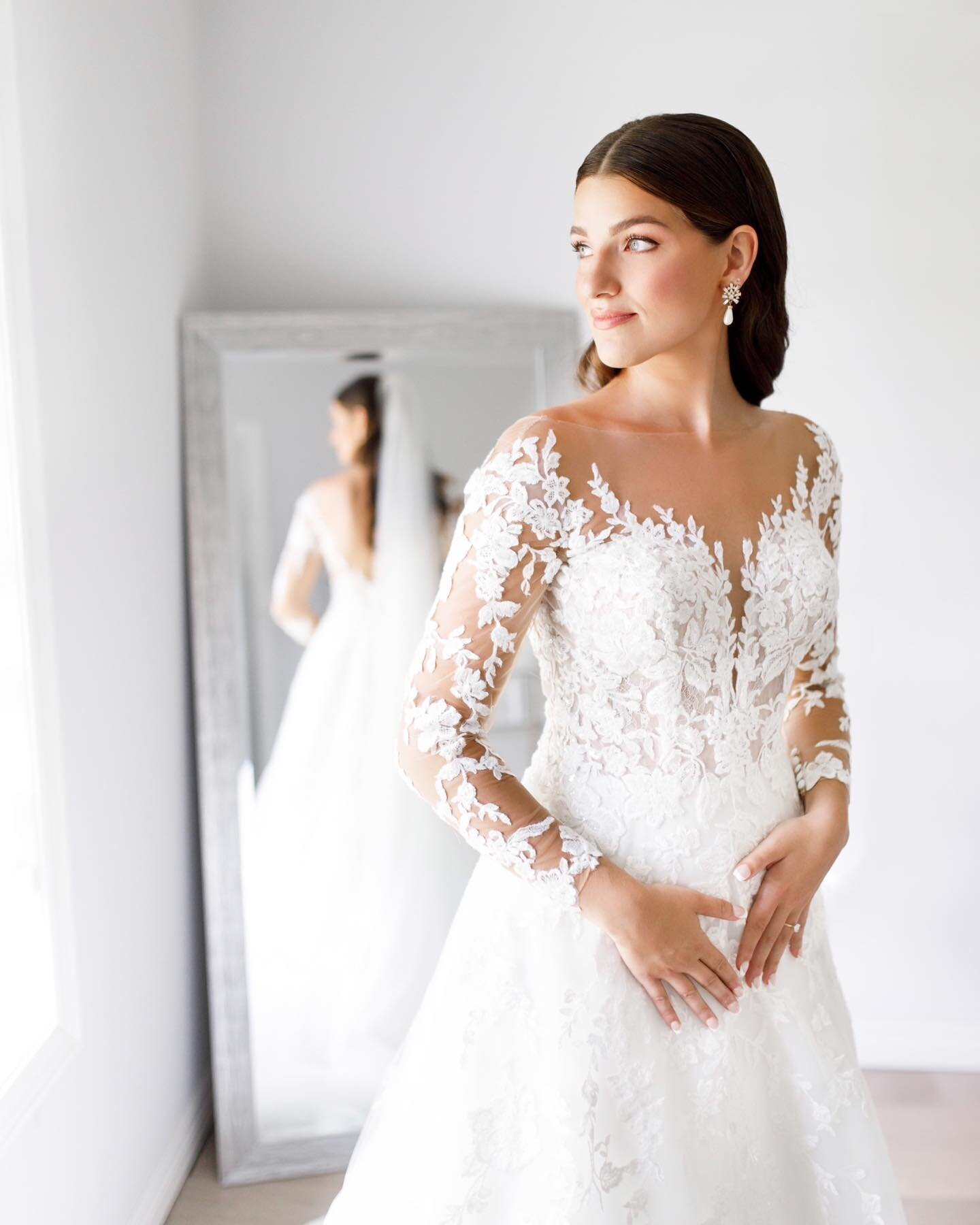 Pro Tip! When you are picking your getting ready location, make sure to see how much natural light is in the room! Ivana chose a beautifully bright space for her getting ready portraits and it made all of the difference. 

For all of the brides to be