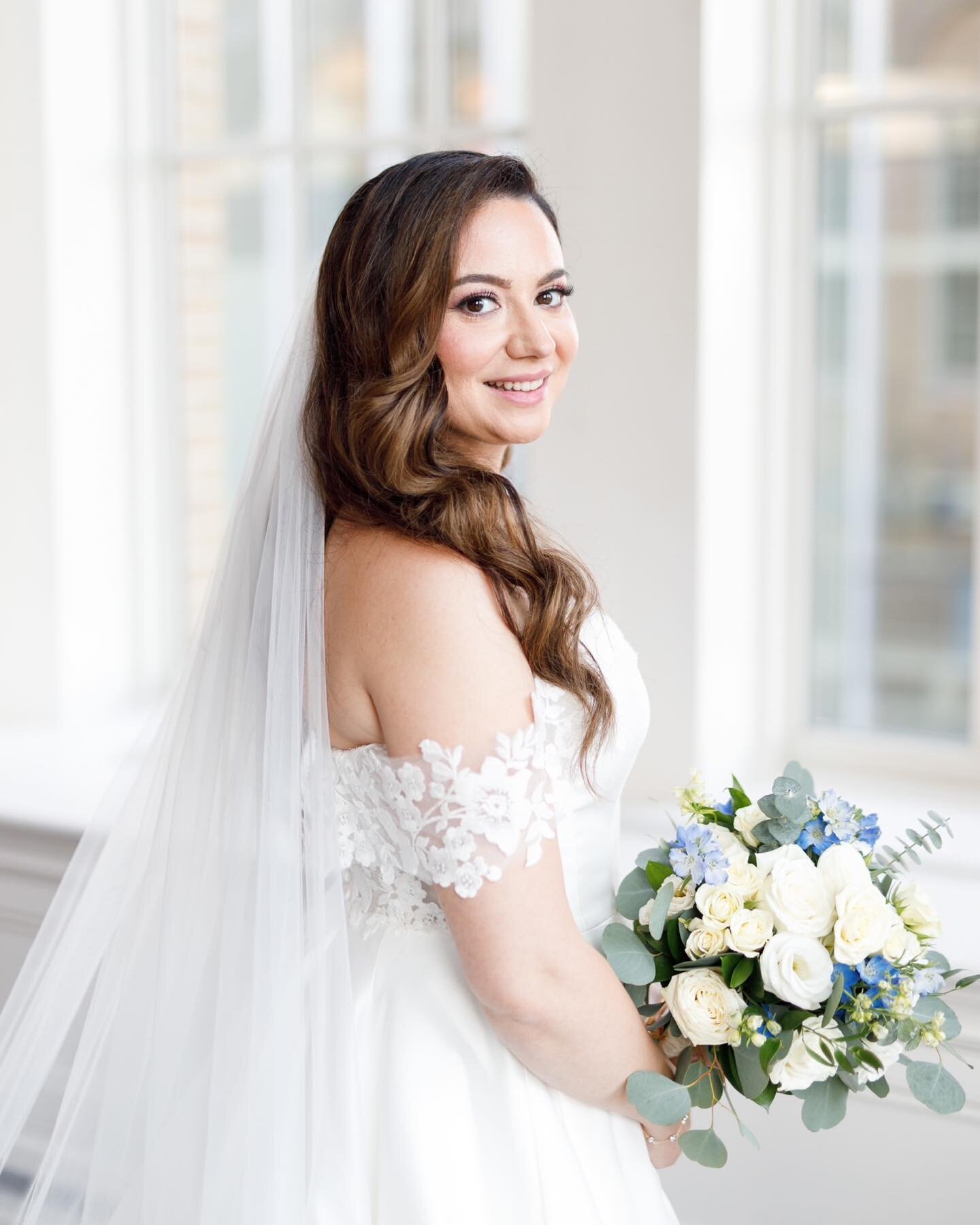 A stunning city wedding at the @omnikingedward I had the pleasure of working with a great vendor team! A good vendor team can make all the difference! 

Photo by: @danclementsphoto
Wedding Planner: @perfectplanners 
DJ: @djstoimevents 
Florist: @f