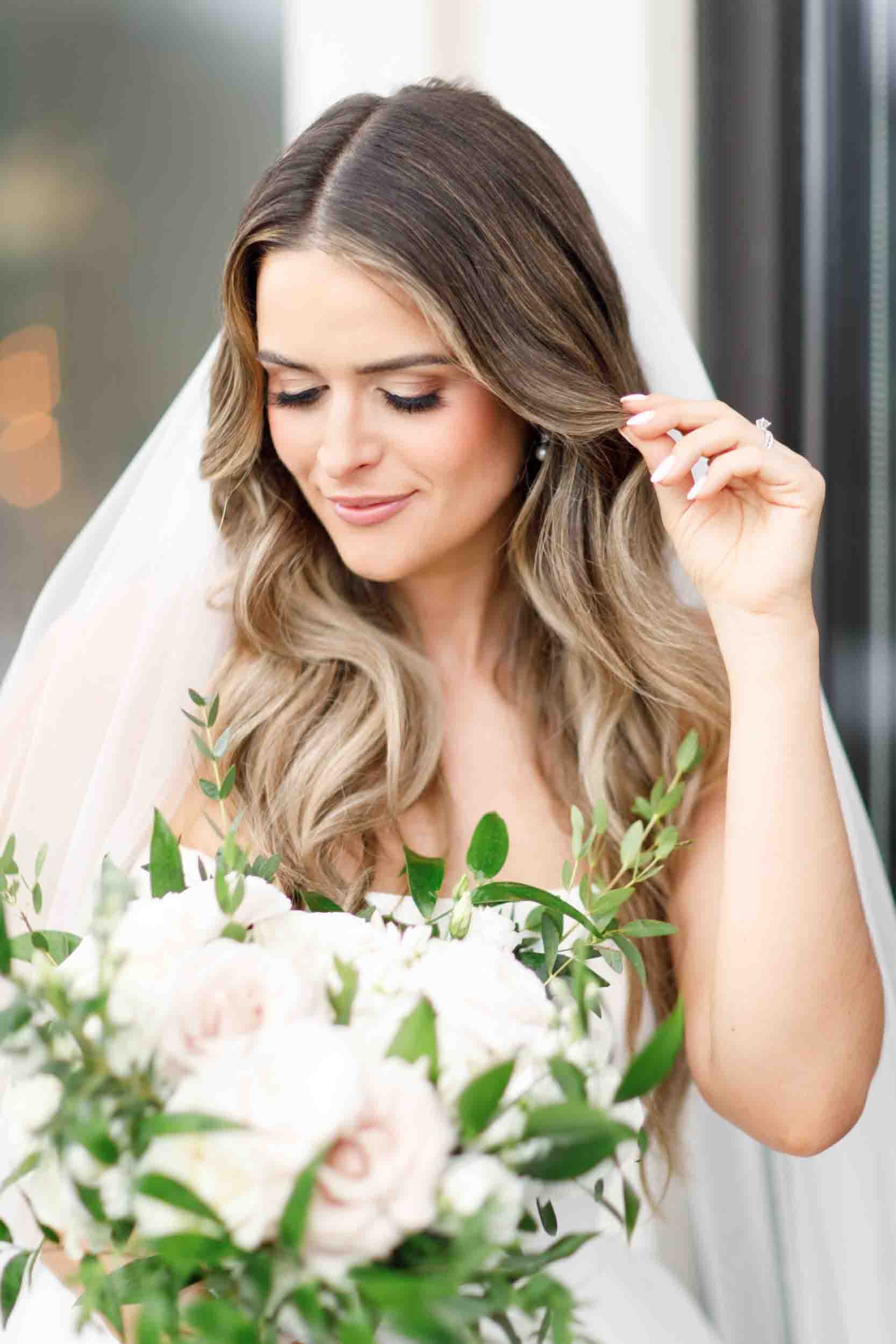Bride holding her bouquet at a Niagara-on-the-Lake wedding in Ontario