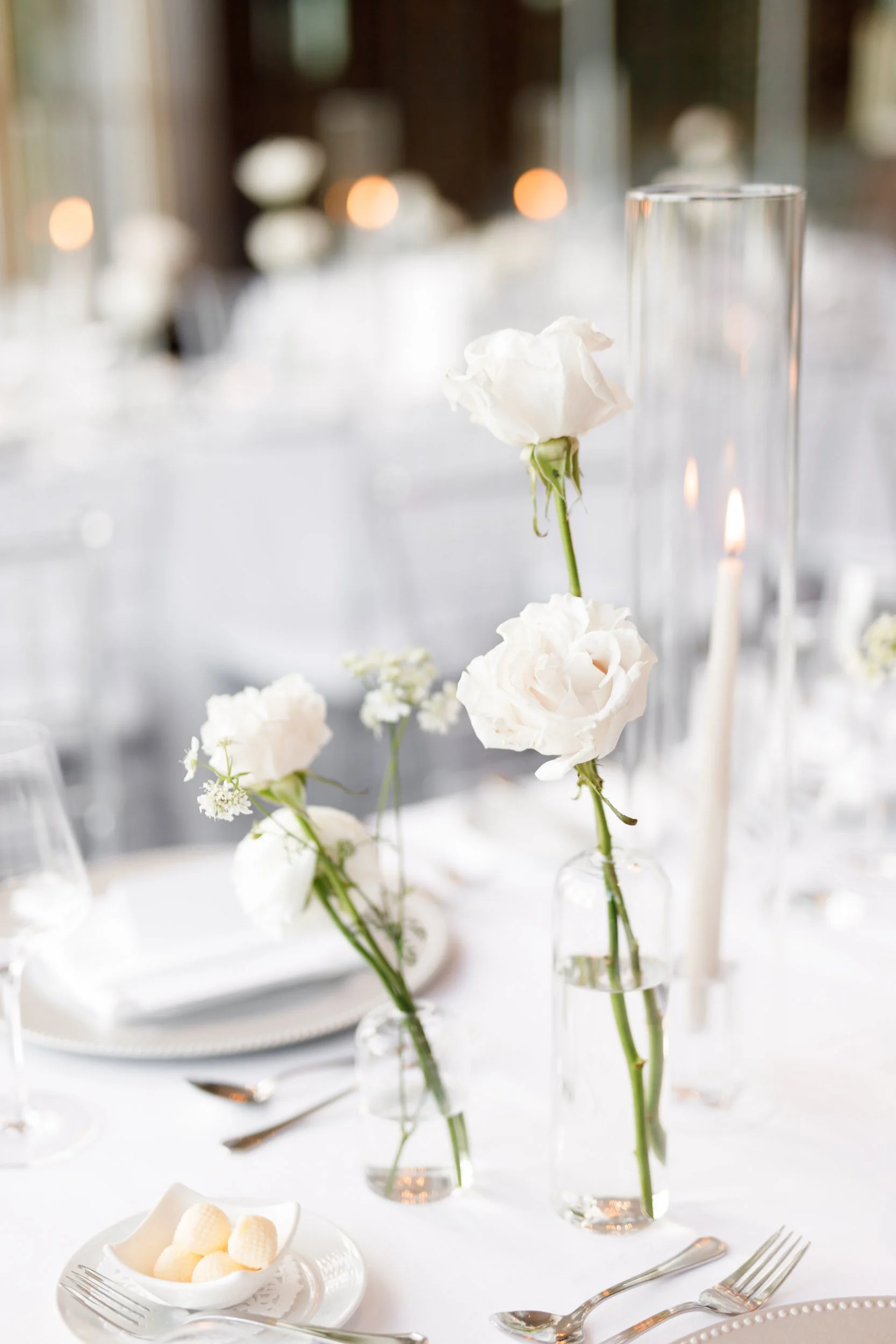 Elegant wedding table with white roses at St. George’s Golf and Country Club in Toronto