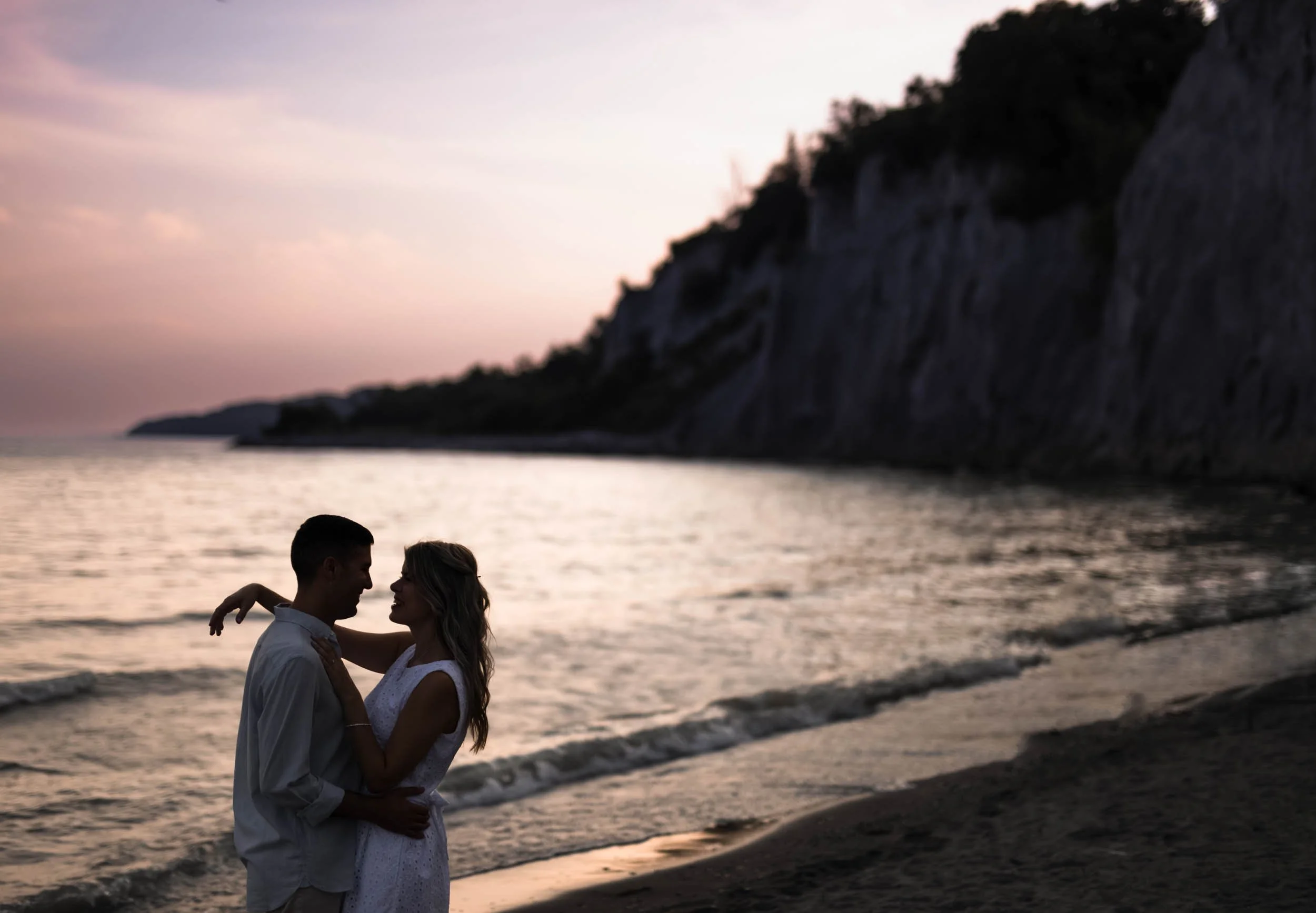 Romantic silhouette of a couple at sunset along the Scarborough Bluffs near Toronto (Copy)