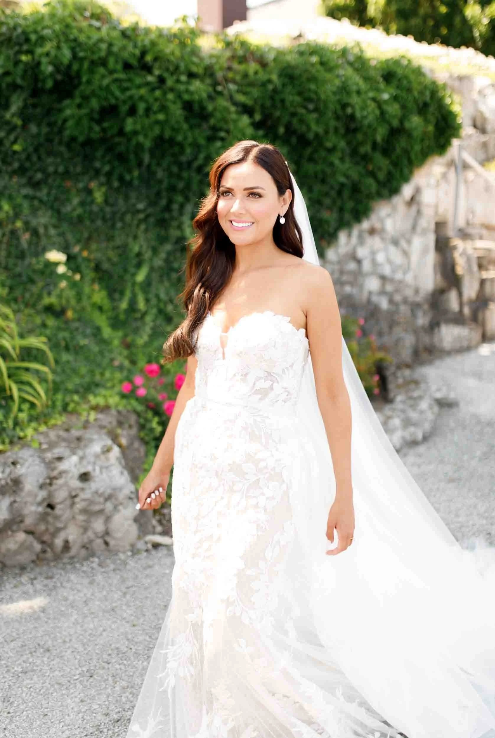 Bride portrait against ivy wall in Niagara-on-the-Lake (Copy)