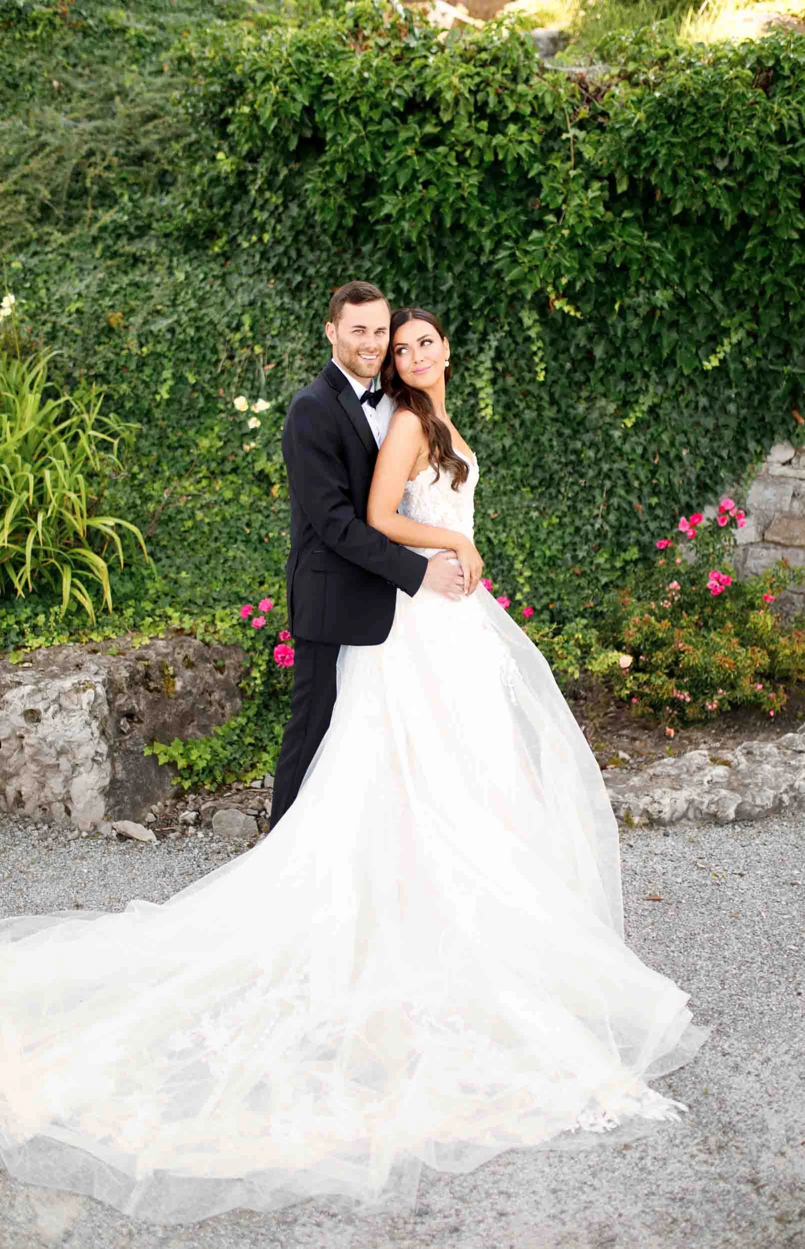 Bride and groom portrait in garden setting in Niagara-on-the-Lake (Copy)