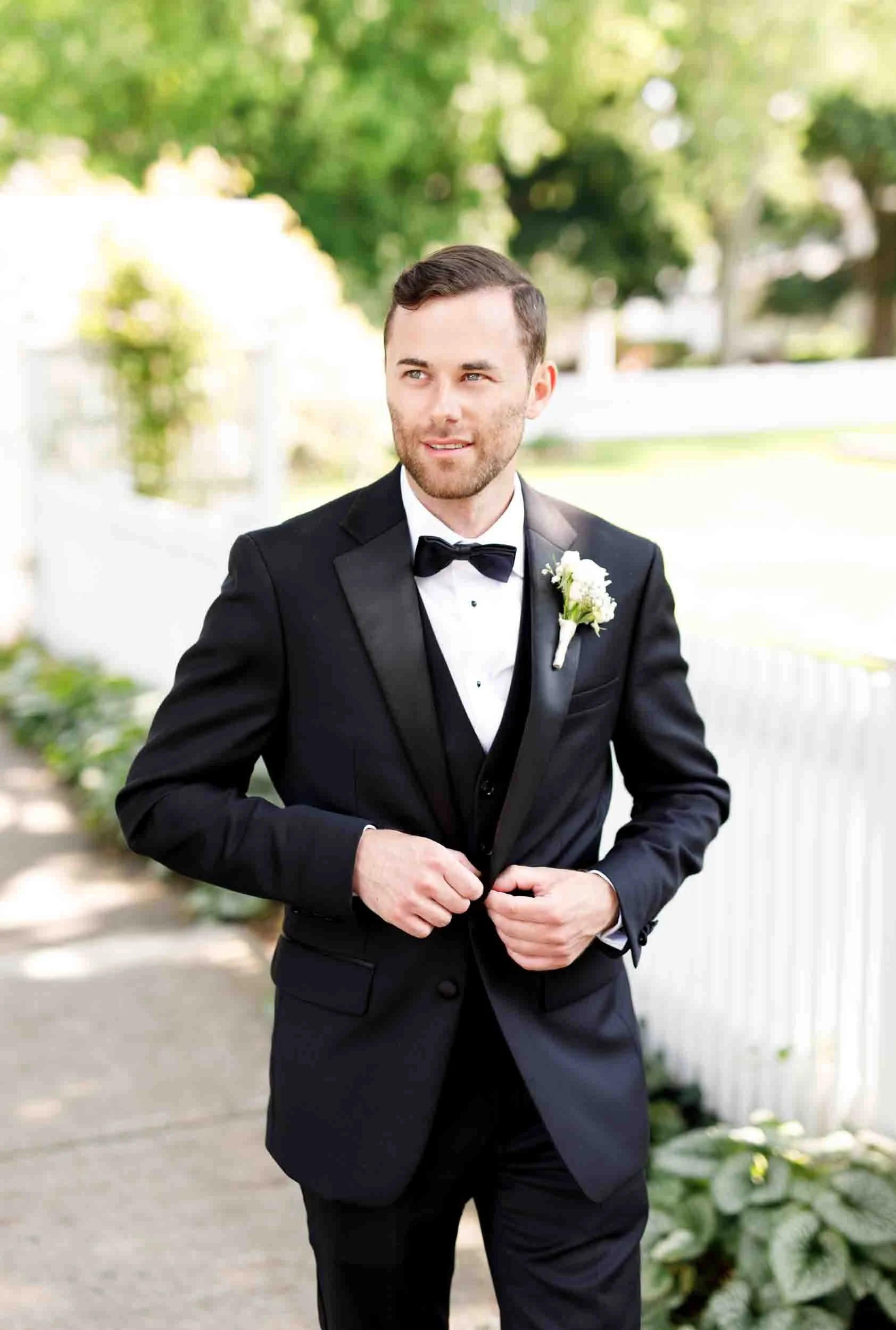 Groom portrait in Niagara-on-the-Lake on his wedding day (Copy)