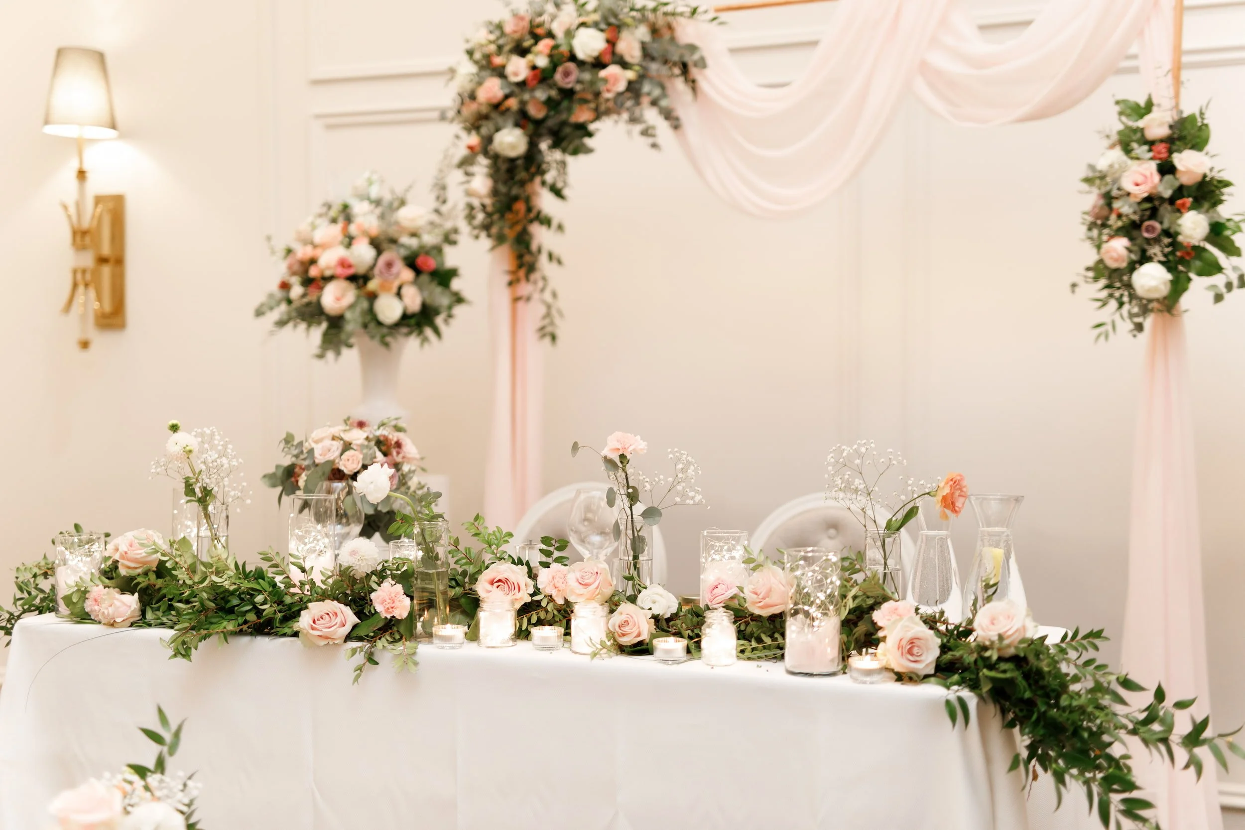 Head table floral design at the Arlington Estate wedding reception in Vaughan