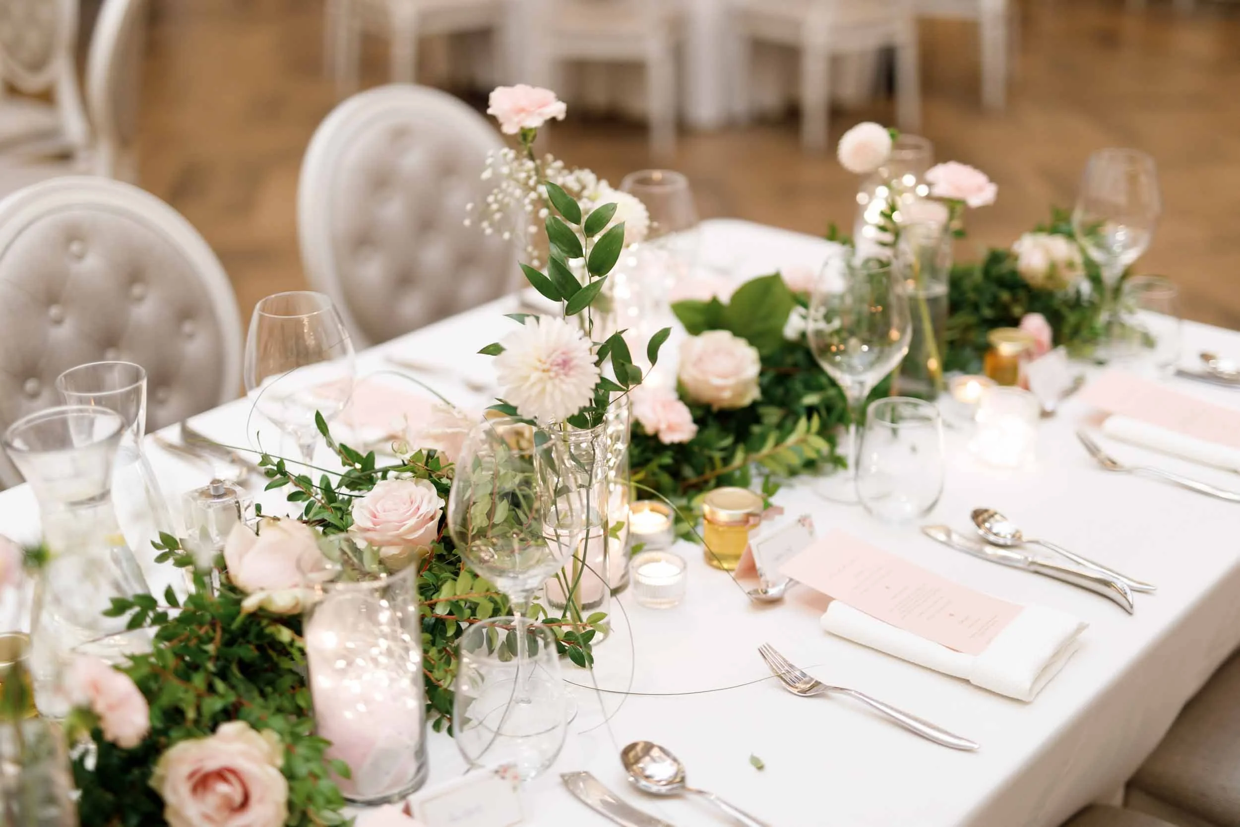 Elegant reception place setting at the Arlington Estate in Vaughan
