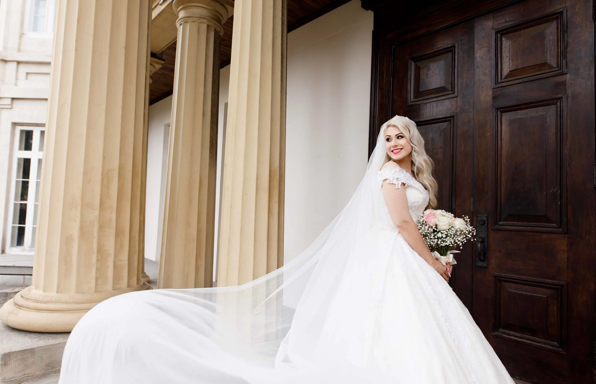 Bridal flowing veil portrait at Dundurn Castle columns in Hamilton, Ontario
