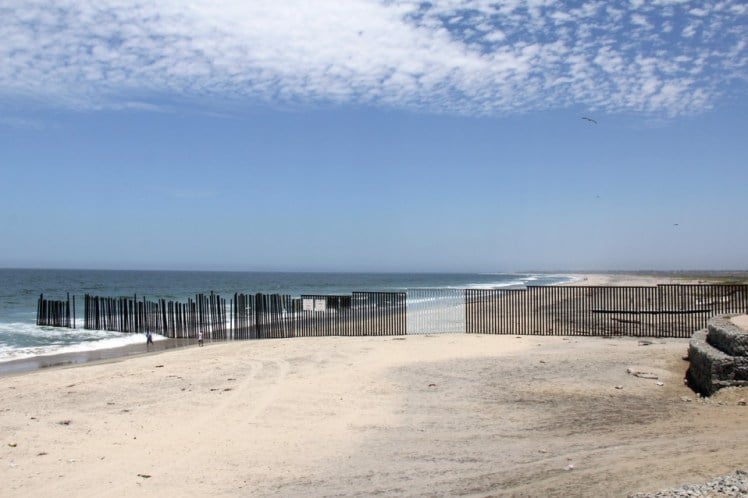 Ana Teresa Fernández Borrando la Frontera (Erasing the Border), 2012 Digital still from 5 hour performance on Tijuana/San Diego border Performance documentation Courtesy Gallery Wendi Norris, San Francisco