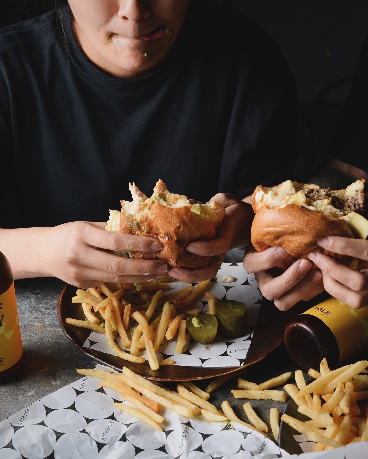 Drop by Symmetry for burgers and beers before heading to the National Stadium! It will be the best pre-concert decision you make 💃🏼🎸✨