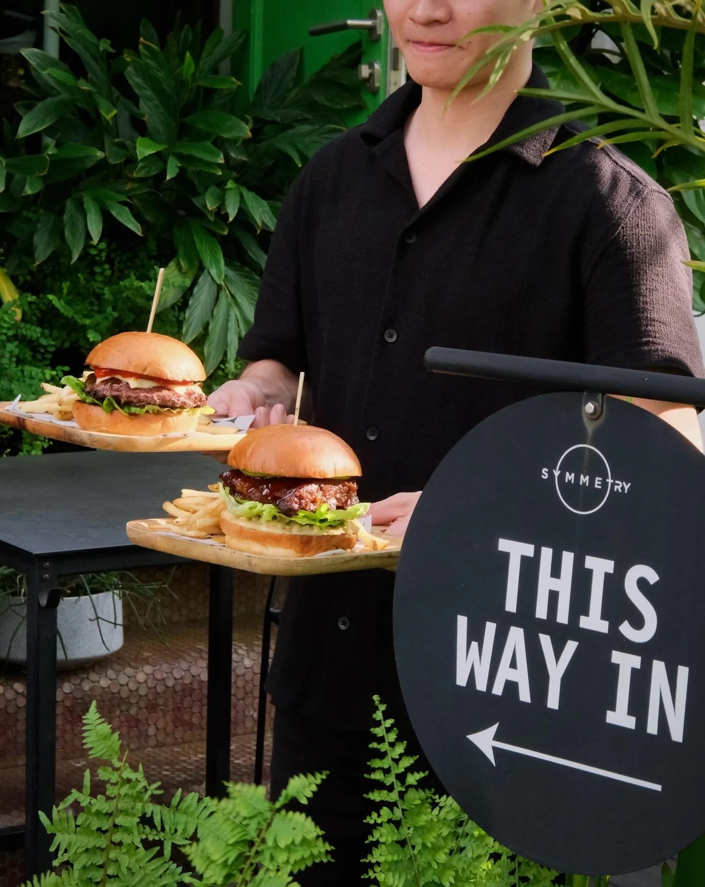 Serving you golden hour and golden buns 🍔✨