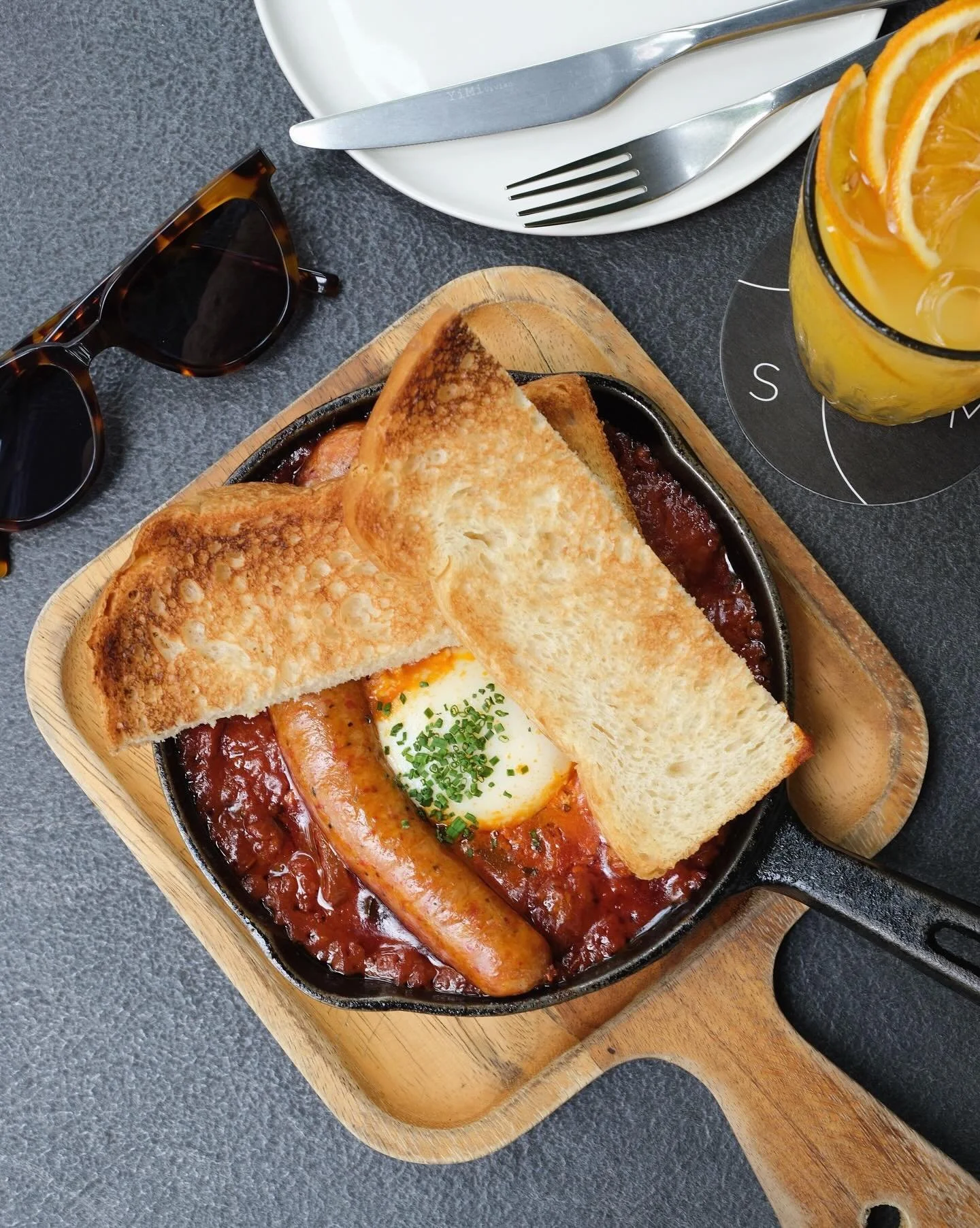 Sundays are for Shakshouka, fresh orange juice and your favourite people🧡